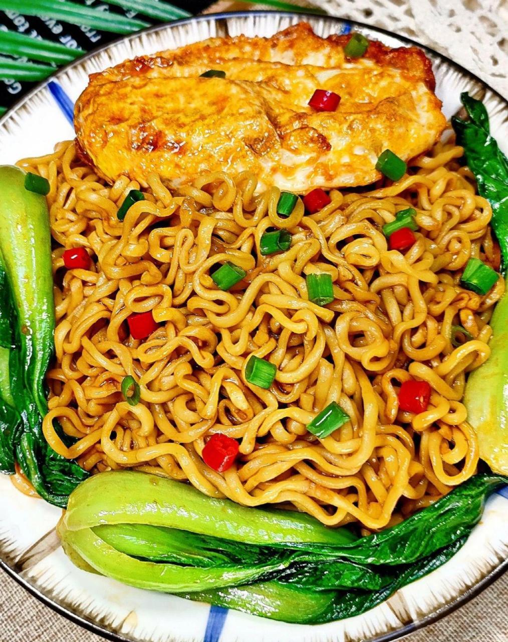 超简单的荷包蛋焖面,好吃到舔盘?|||?