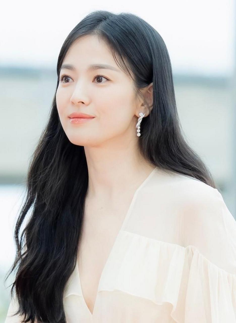 第59届百想艺术大赏宋慧乔的红毯造型,这身米白裙好优雅美丽!