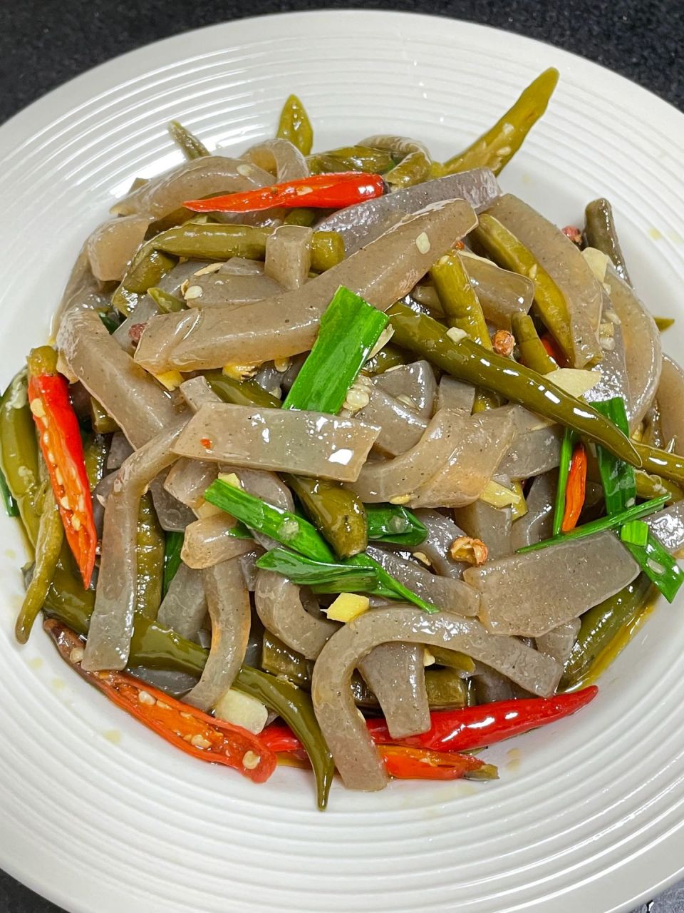 麻辣泡椒魔芋炒出来真的很好吃.