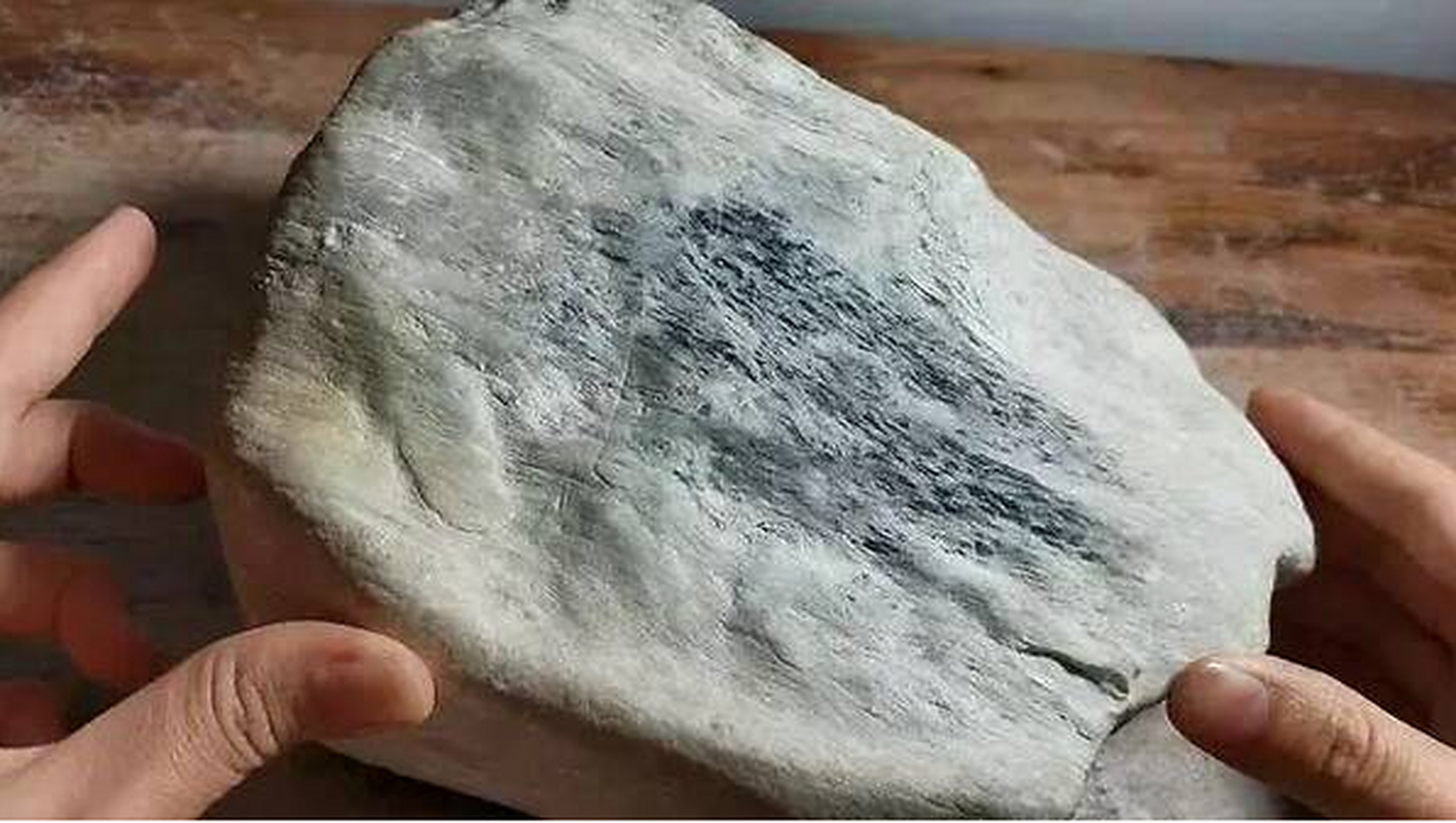 翡翠原石的白雾 #翡翠原石# 白雾象征这玉质底子干净,肉质细腻,基本能