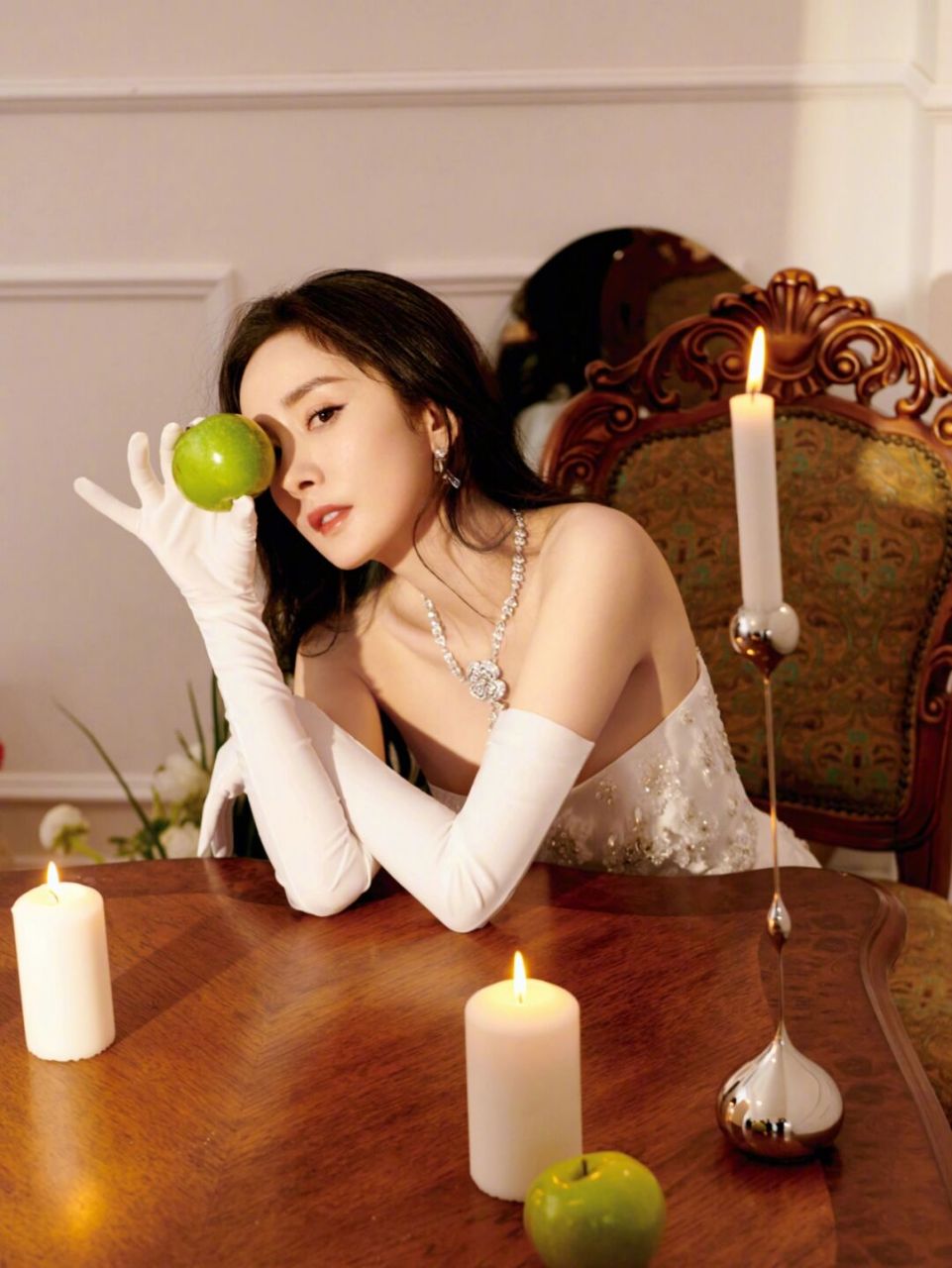 杨幂今晚身穿特别定制礼服 排面|杨幂今日网络视听年度盛典造型, 礼服