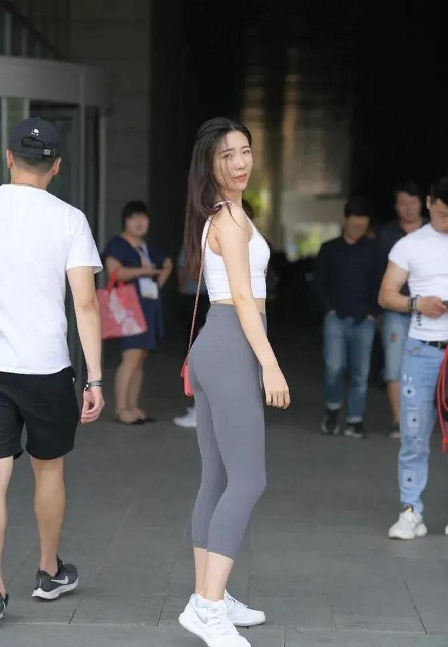 穿灰色瑜伽裤的时尚女生,气质好哦!