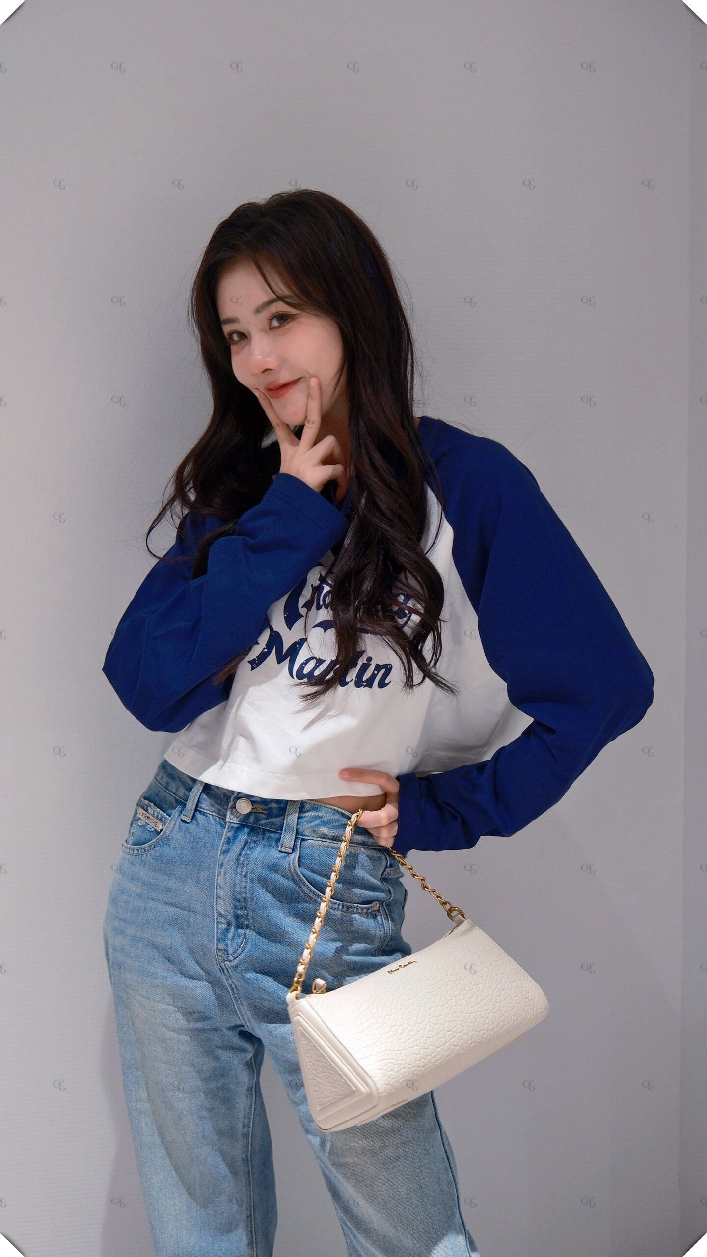 曹曦月这次选择了andrea martin的23秋冬系列,展现出了她独特的时尚