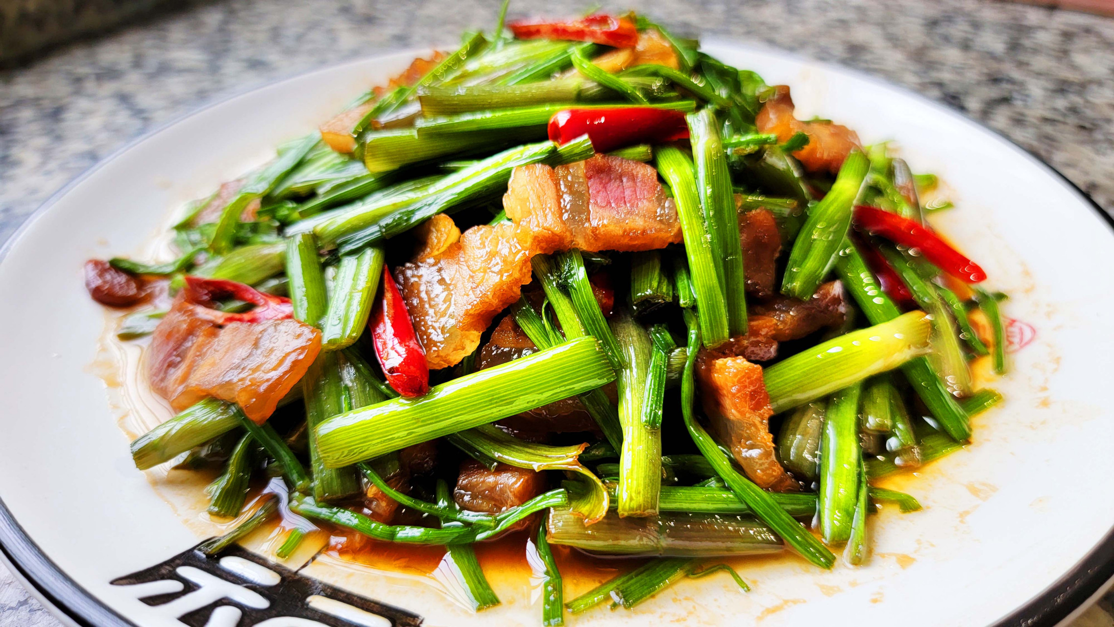 开春了又到吃野菜的时候了,老家的水芹菜炒腊肉超正点,做法不仅简单