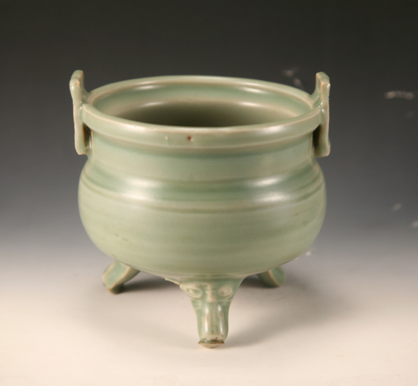 图一:元 孔雀蓝釉带盖梅瓶 图二:元 蓝釉描金爵 图三:元 龙泉窑鼎式