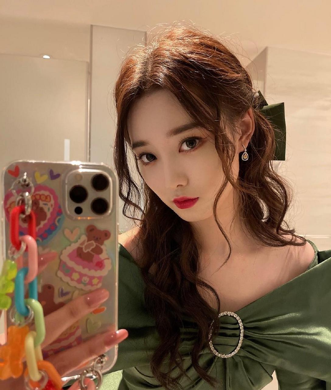 徐艺洋 甜美俏皮自拍