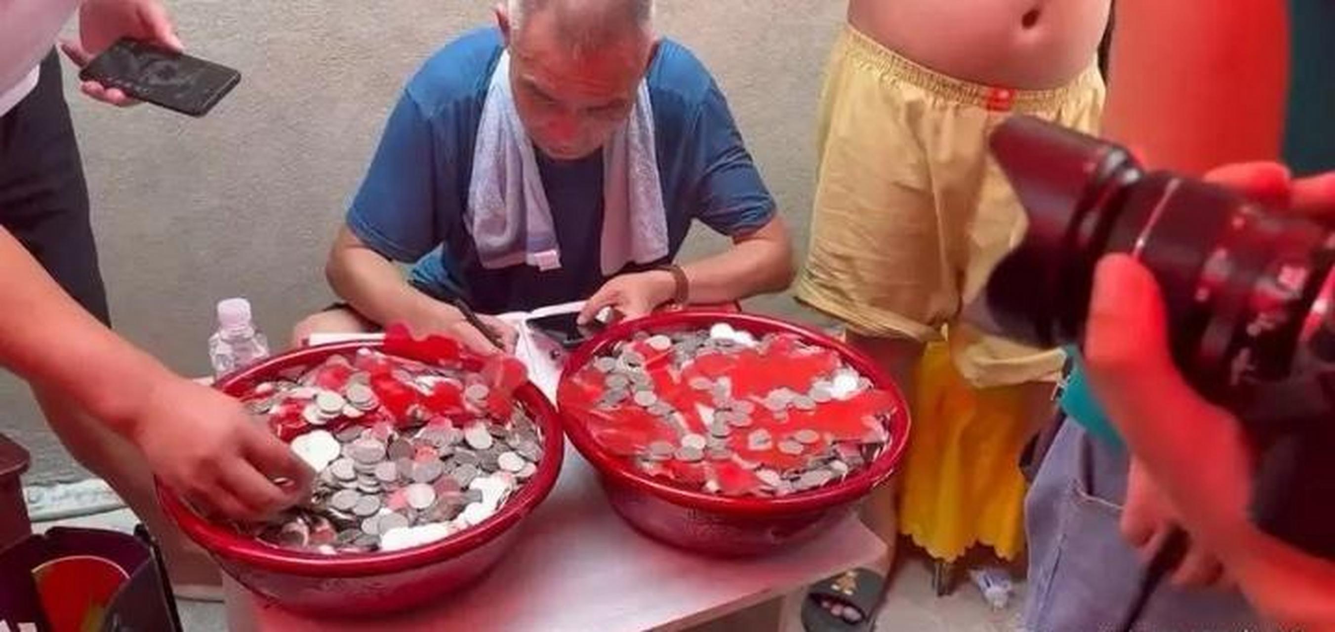 【男子结婚,发小随万枚硬币装满2大盆:当地叫聚宝盆,1盆一万元】安徽