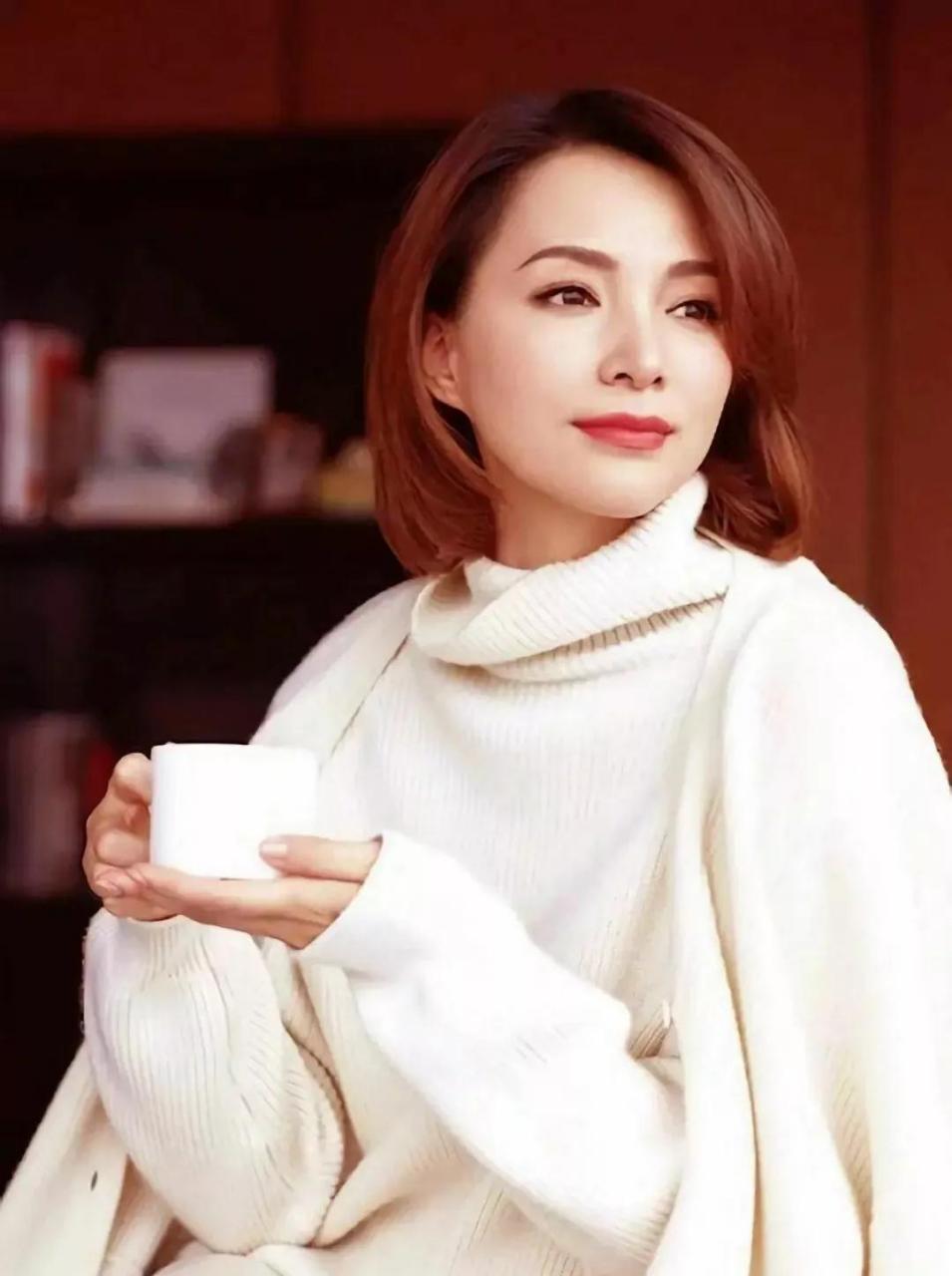 董卿装前装后像换个人 49岁的董卿素颜出席活动,穿着花衬衫凌乱的头发