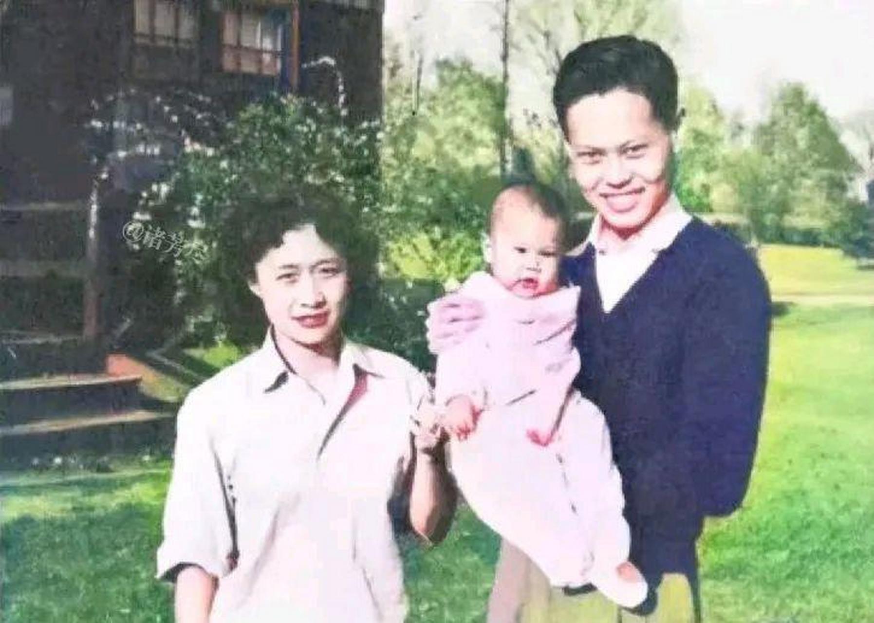 1951年,29岁的杨振宁与24岁的妻子杜致礼和儿子杨光诺的一张珍贵合影