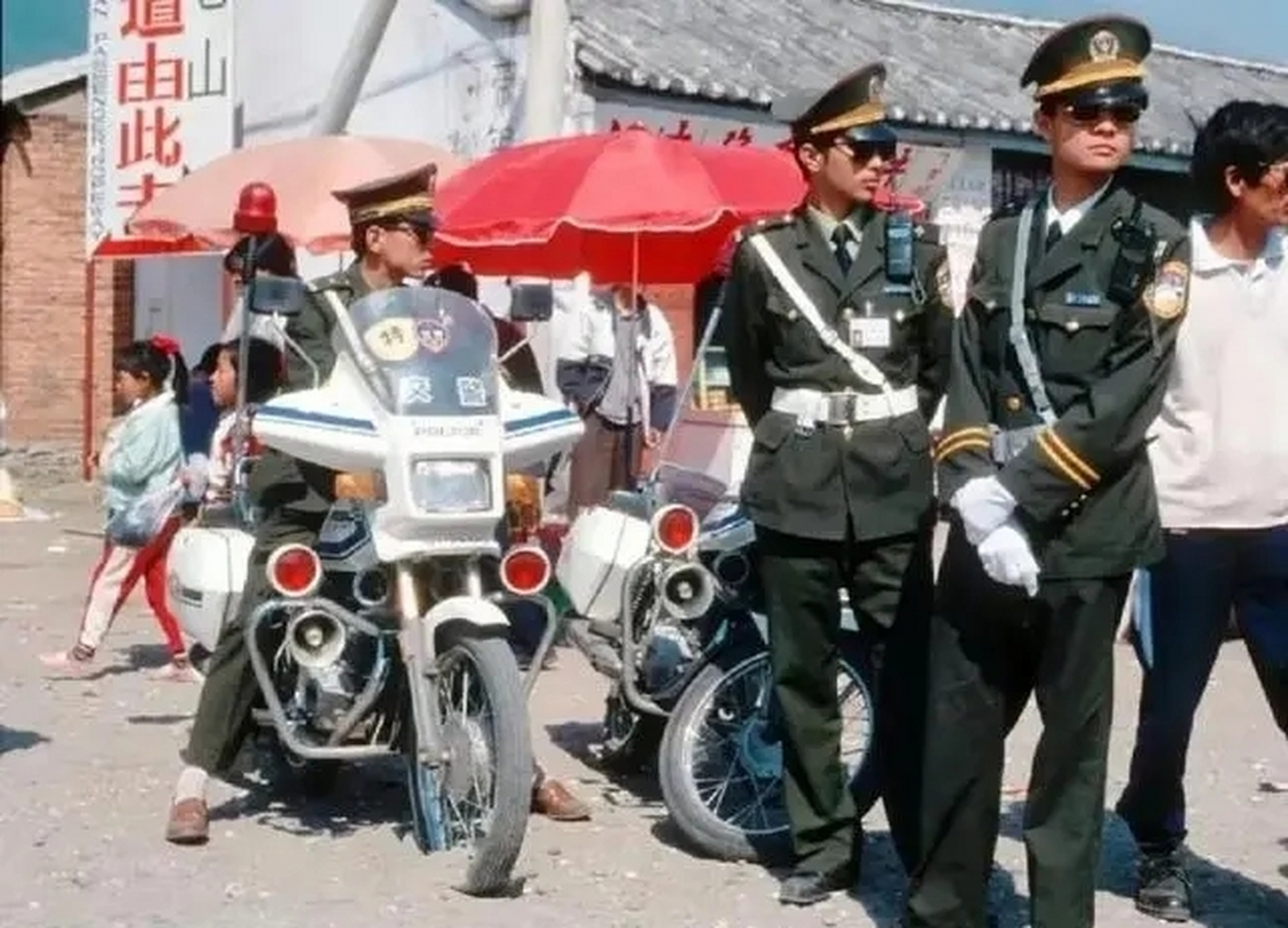 80年代,街头巡逻的警察穿着与军队相似的制服,时至今日依然让人印象
