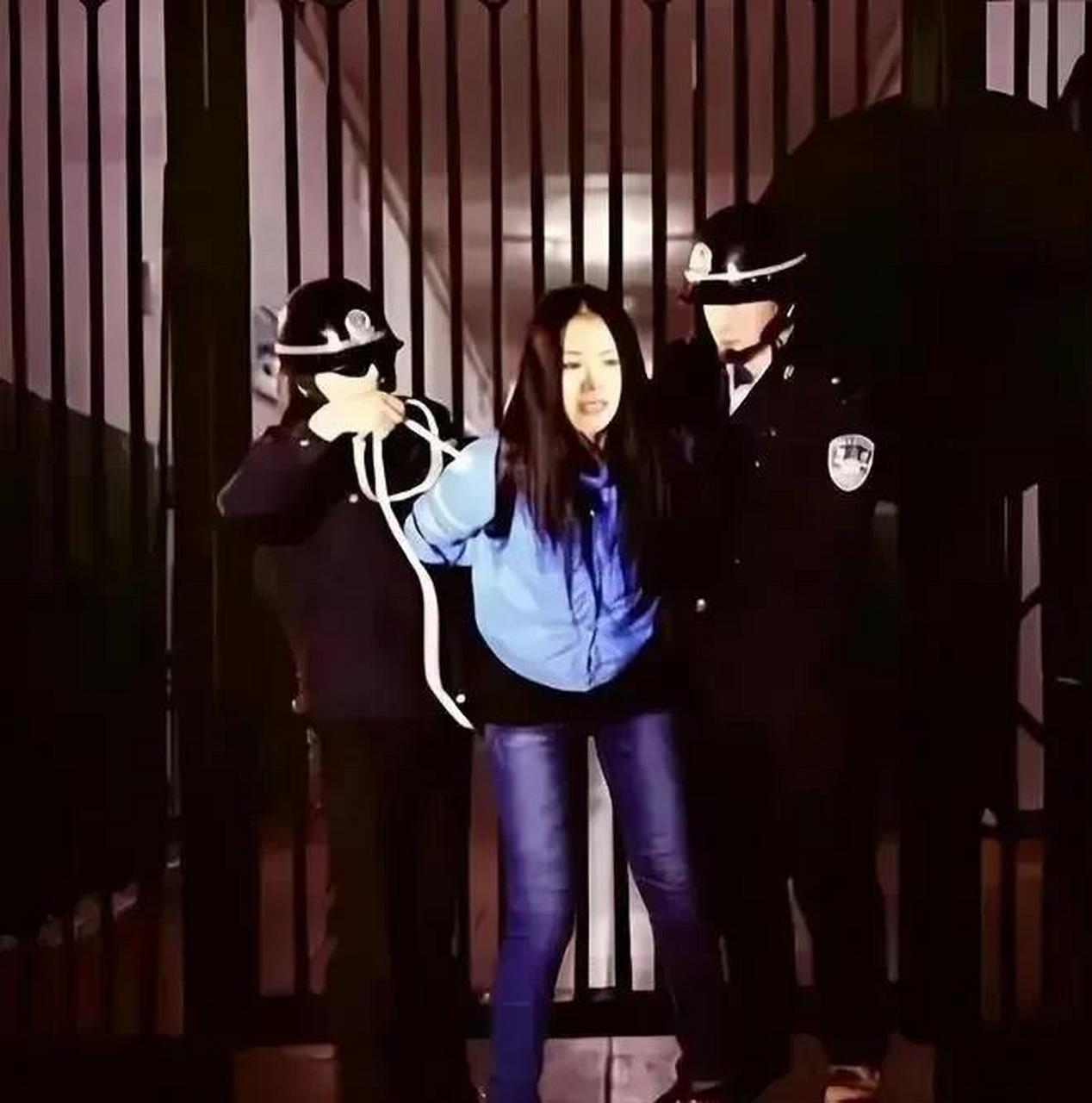 2002年,广州看守所,毒贩王丽到了执行死刑的日子了,此时两名法警正在