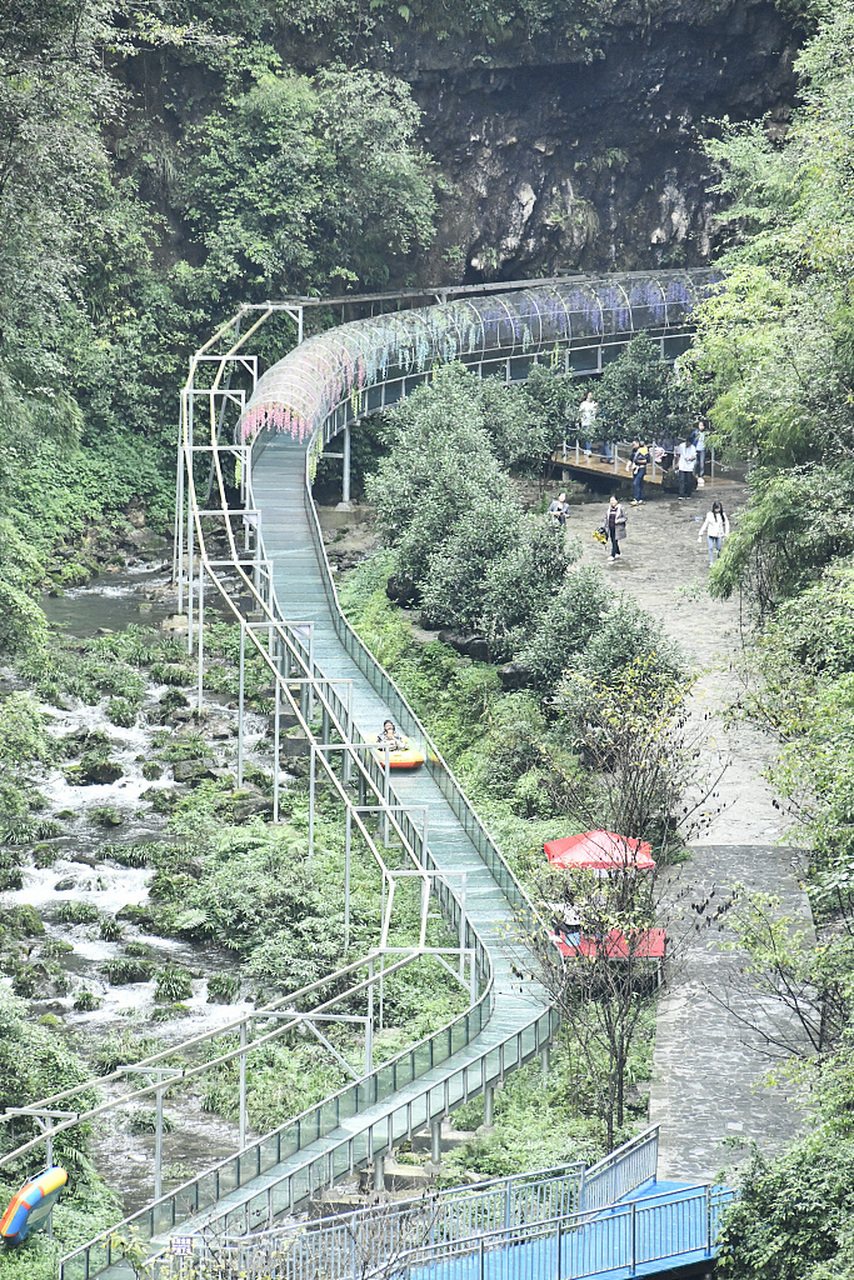 2020年10月3日,贵州绥阳双门峡高空玻璃漂流滑道.