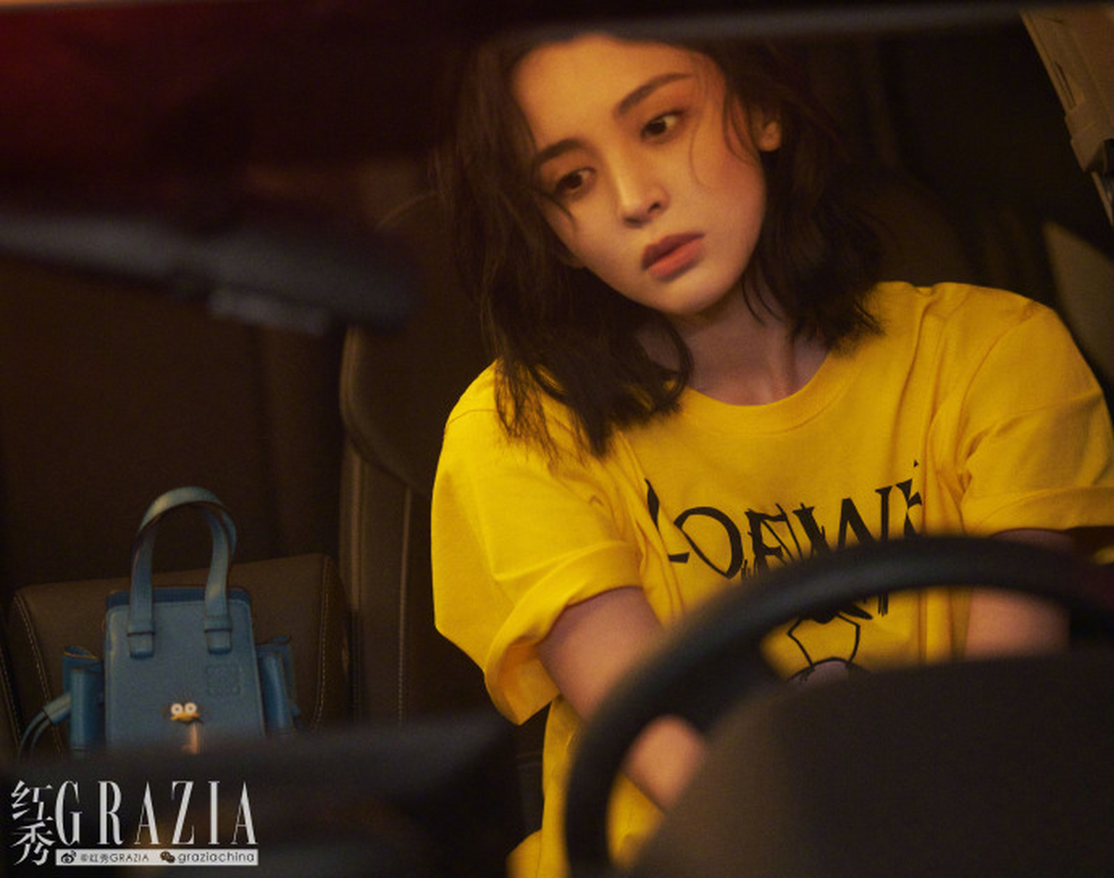 《红秀》封面时尚大片,身穿印花黄色t恤,置身夜色与霓虹光影,氛围感