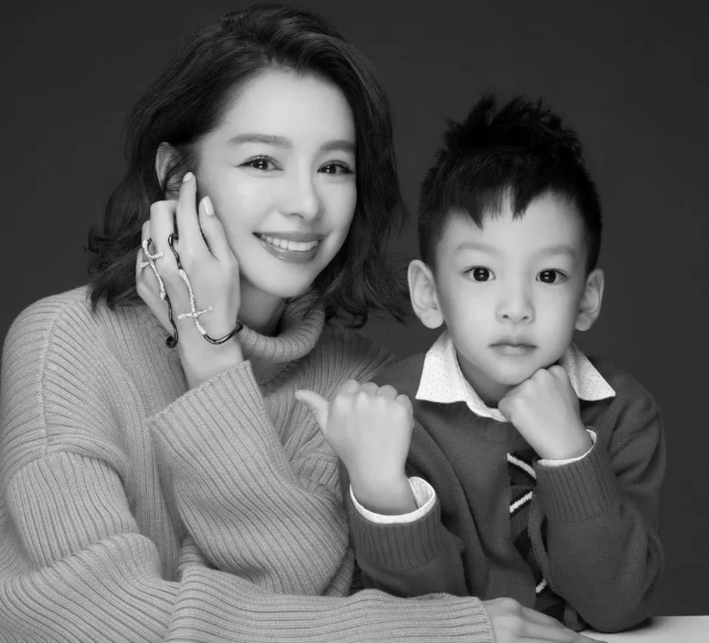 徐若瑄儿子的招风耳是真大,颜值看起来挺高的.