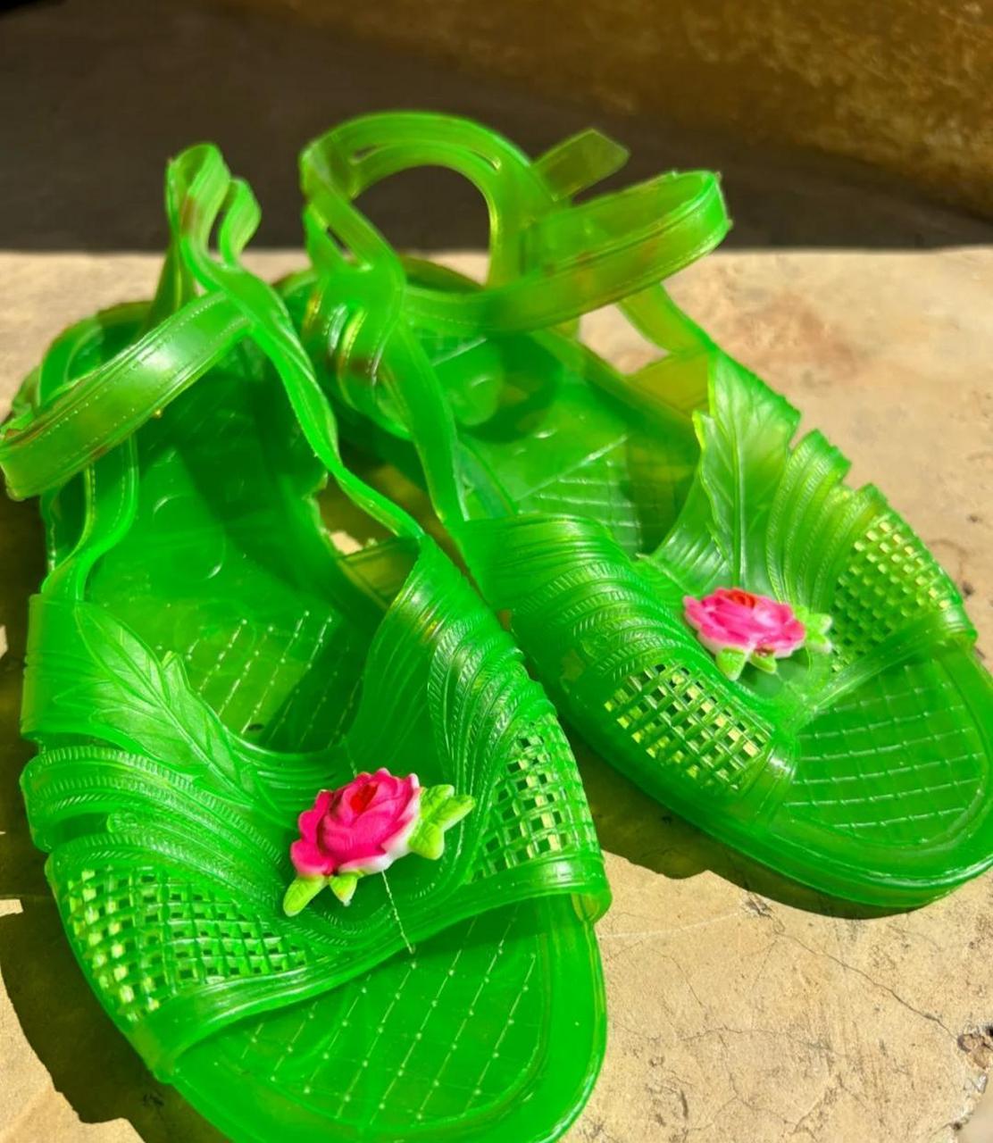 农村小时候必备的凉鞋,你穿过吗?