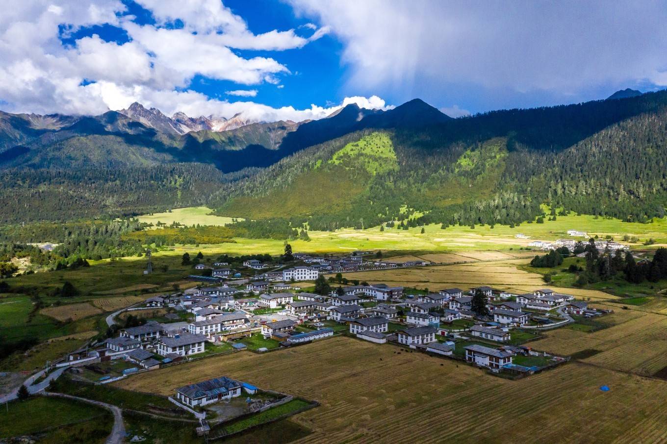 错那县境内旅游景点众多,既可以领略勒布区的自然风光和门巴族风土人