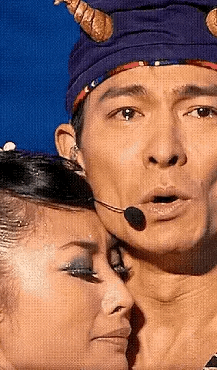 刘德华演唱《半生缘》时,和工资300万的舞伴深情相拥,泪流满面.