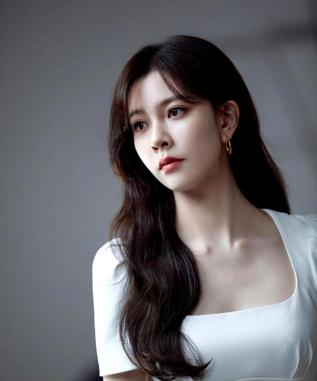 尽管宋妍霏的鼻子很漂亮,但它在她的脸上并不太和谐.