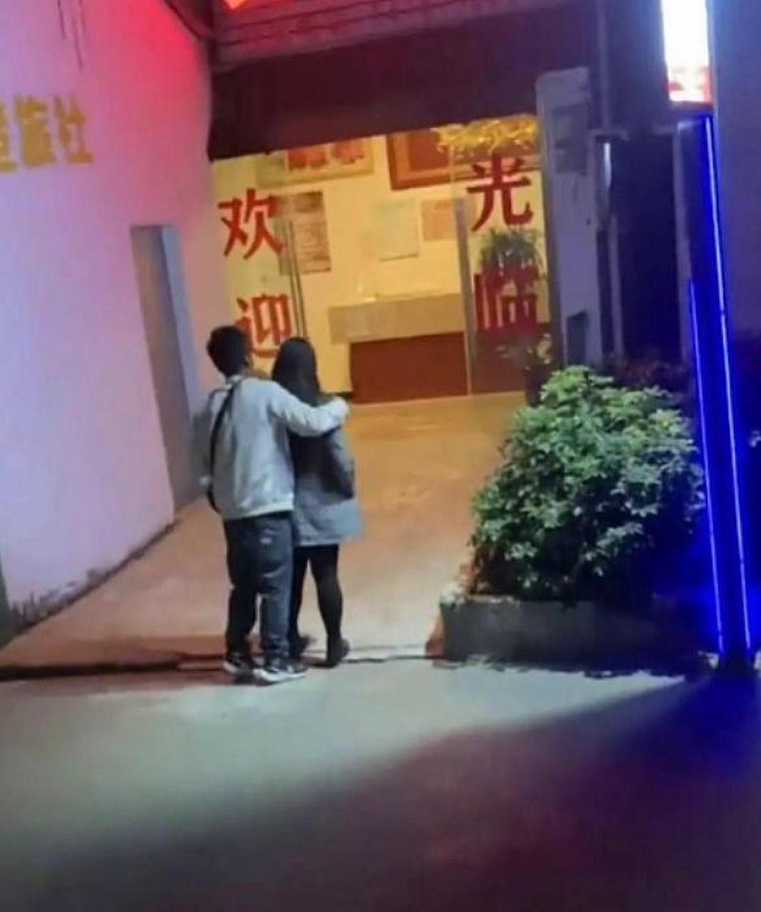 路过看到一对大学生情侣,站在旅馆门口拉扯了半天,也不知道两个人在