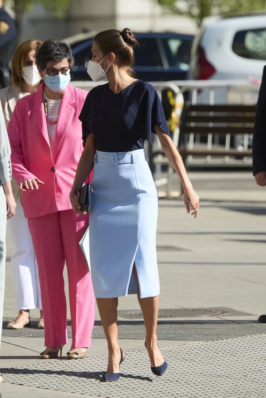 西班牙王后的优雅街拍 西班牙王后的优雅知性穿搭,早已深入人心,她的