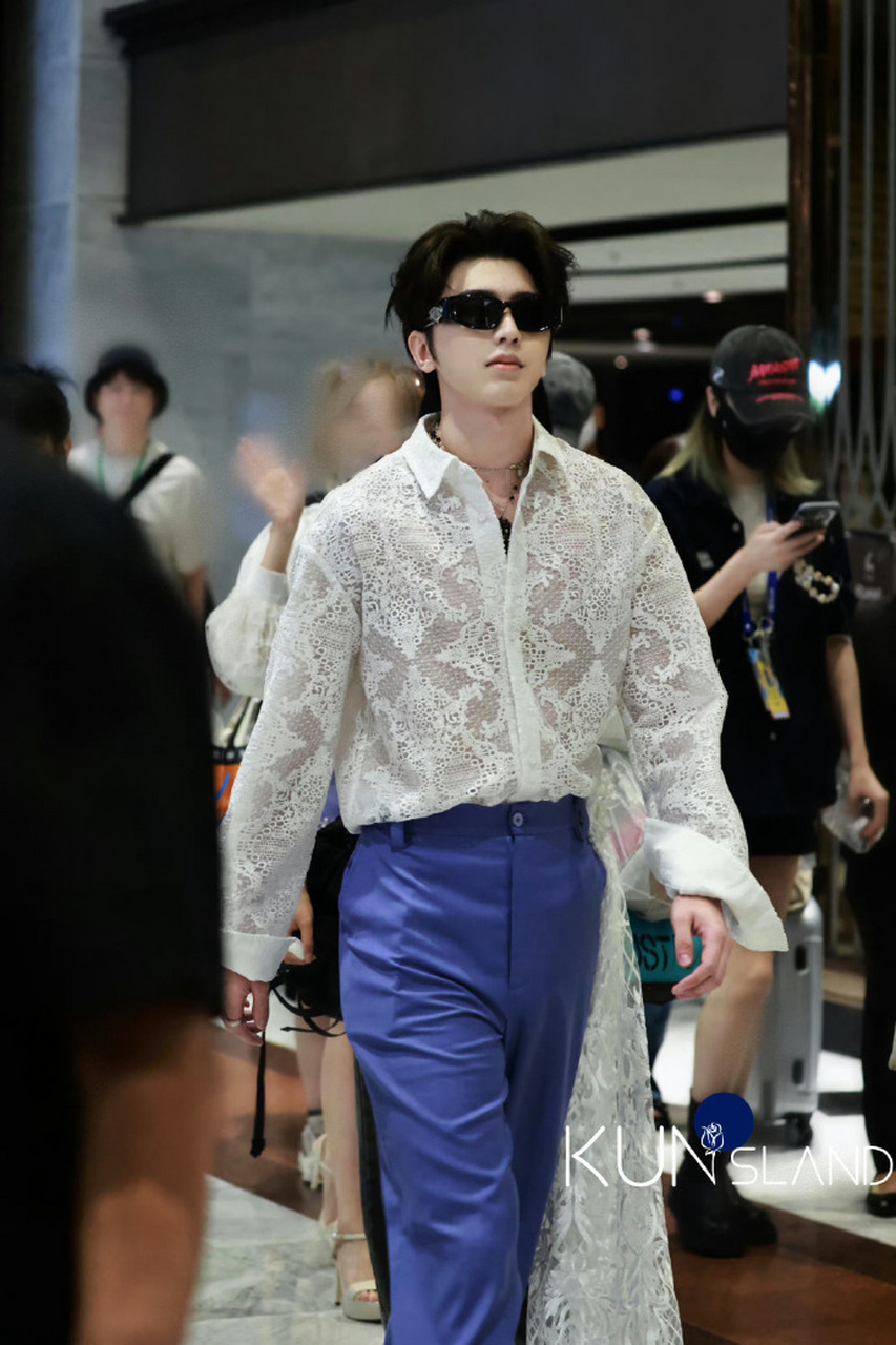 蔡徐坤蕾丝衬衫录制路透 哇喔