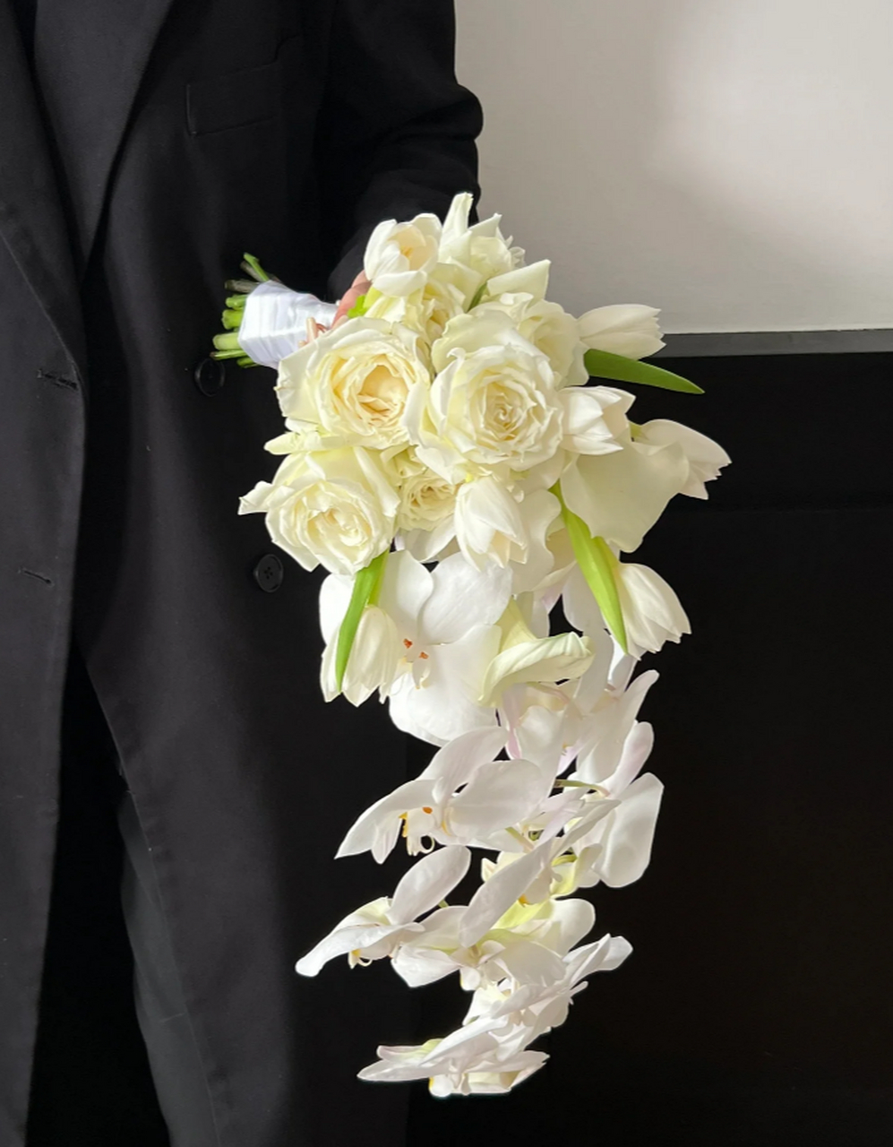 这款水滴手捧花以白色为主色调,展现出清新雅致的氛围.