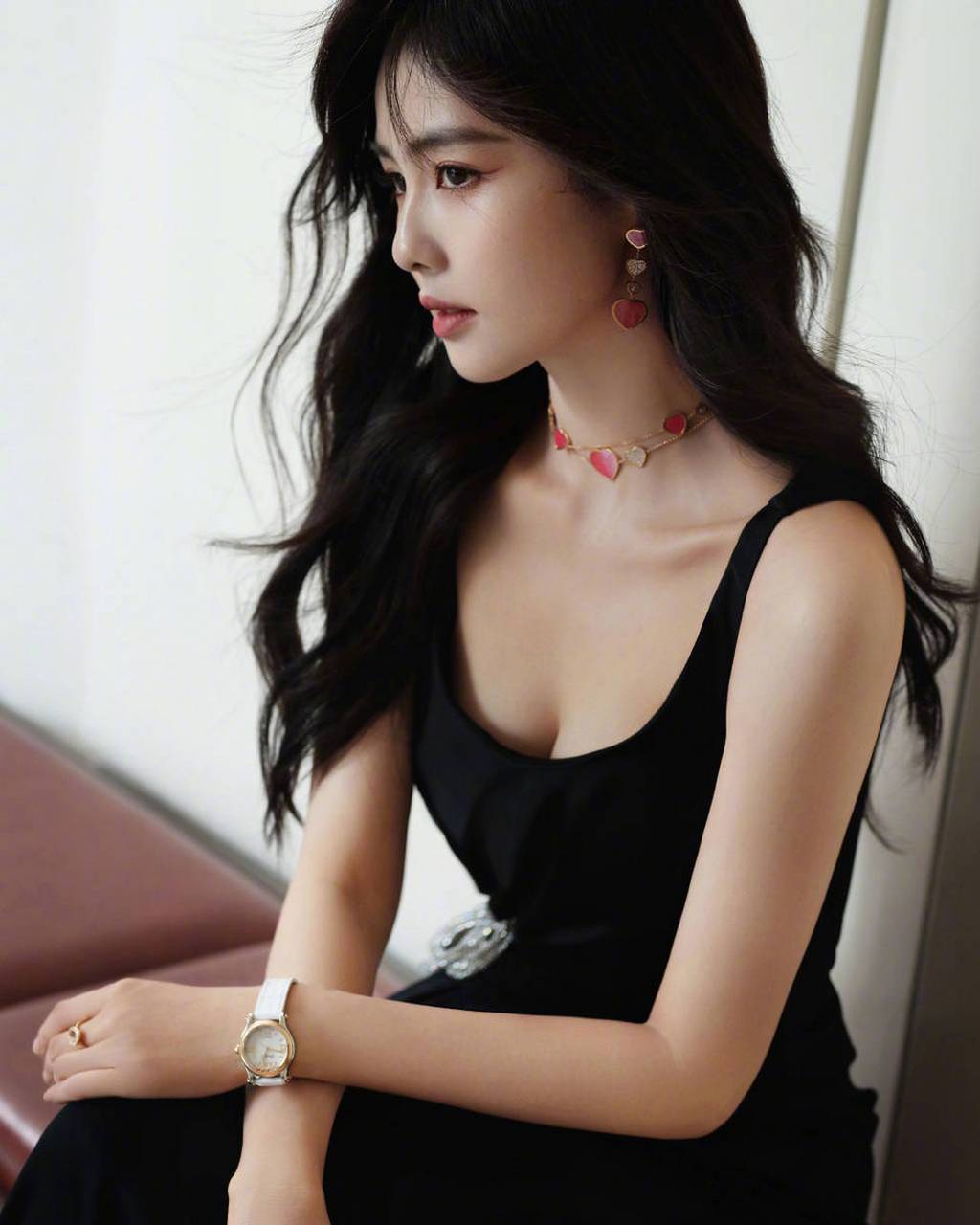 白鹿穿黑裙露事业线性感撩人 配红色饰品增添明亮