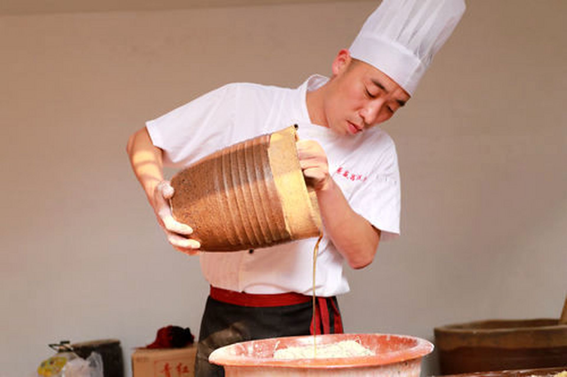 河南夏邑:实地探访乡土特色美食"吊炉月饼"制作工艺  中秋佳节临近