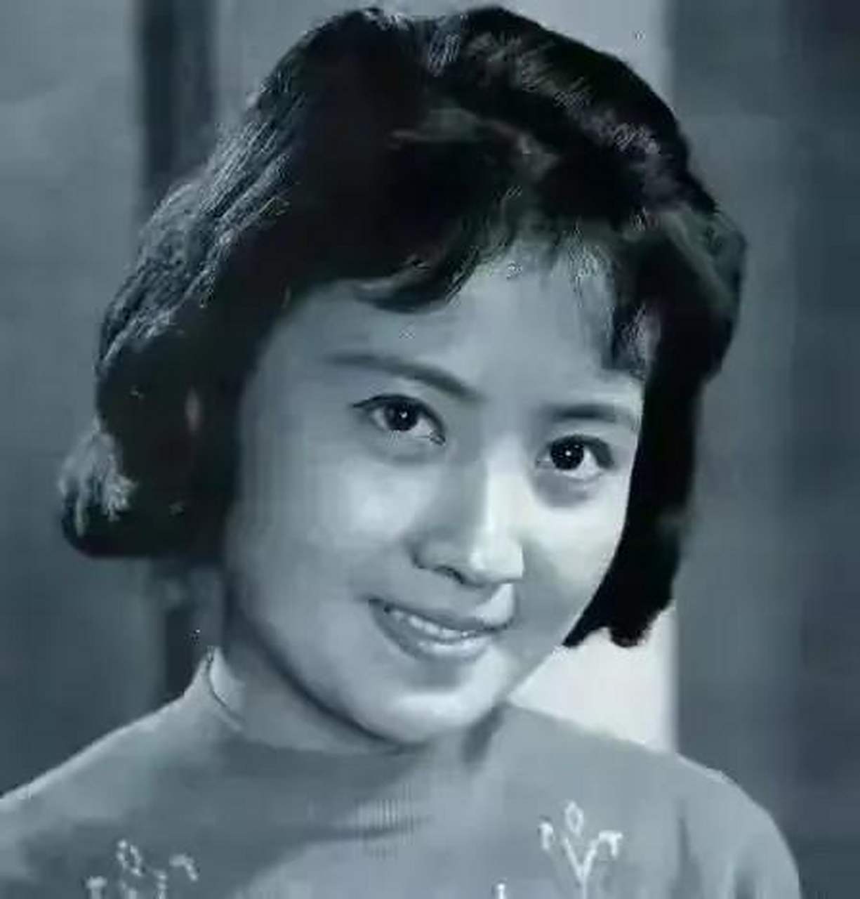 这是一张70年代女演员的照片.