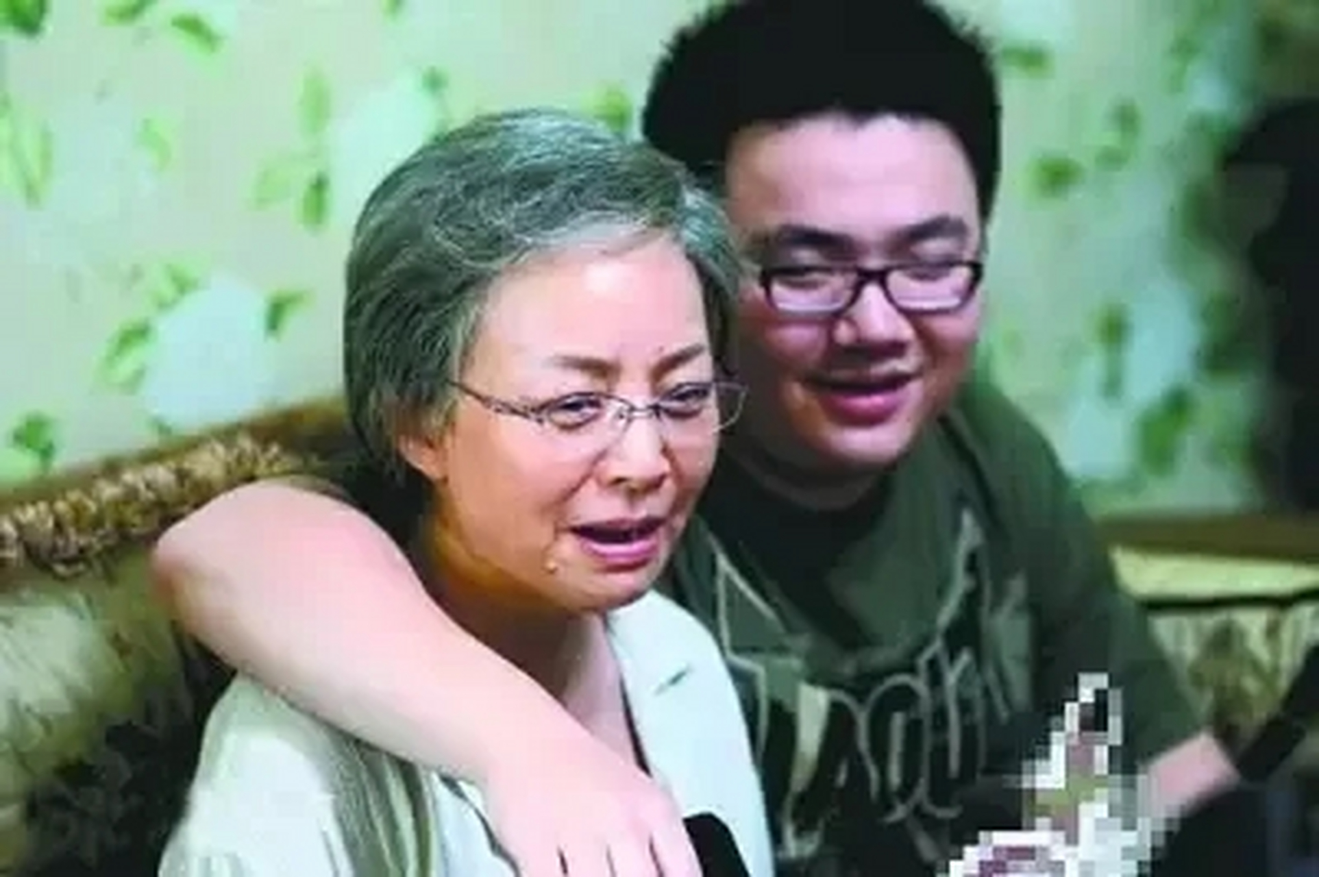 面对宋丹丹愤怒的质疑,英达则说:"我不知道巴图还姓不姓英!