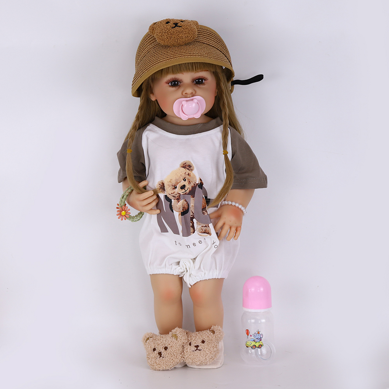 德必胜是一款50cm可动关节洋娃娃,采用搪胶安全无毒材质制成,外观形象