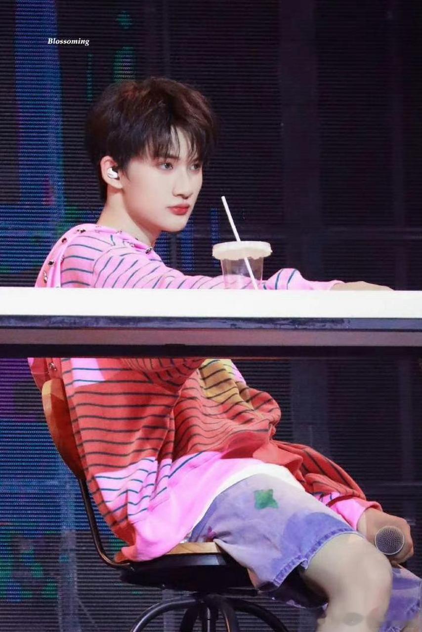 投稿,tf家族三代余宇涵,舞台上光芒四射,出道战即将来临,你期待小鱼