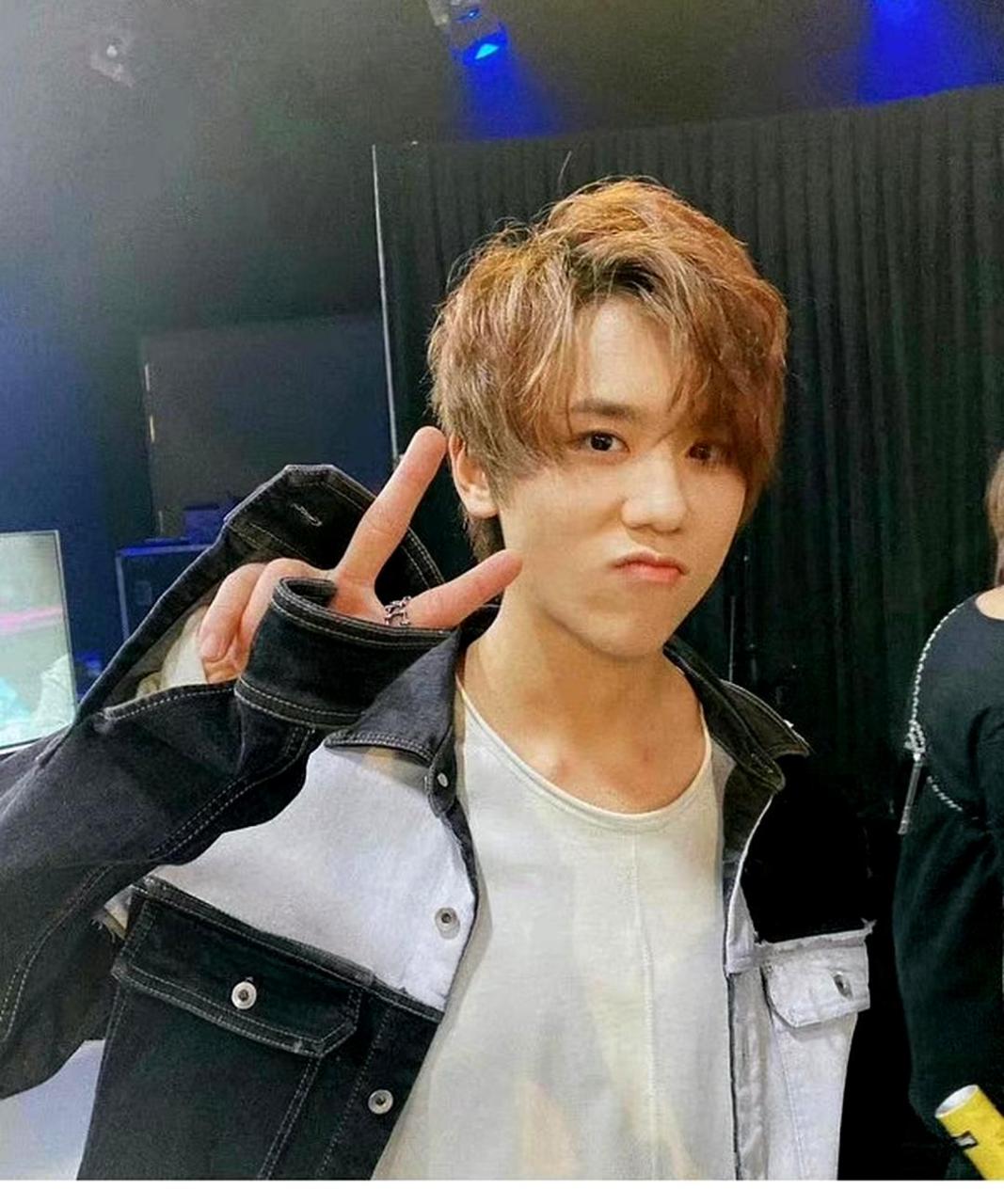 姜涛是香港最炙手可热的顶流之一,看他以前的照片,瘦身后还是很英俊的