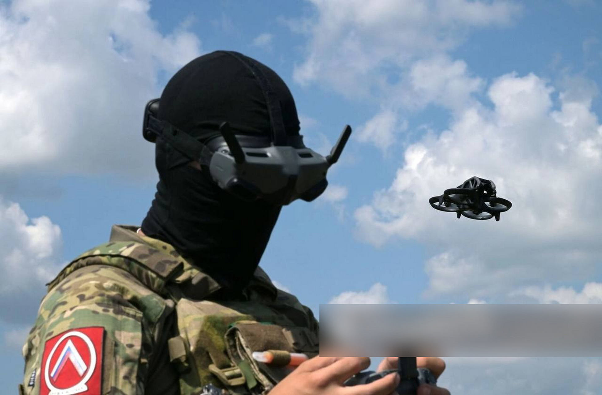 俄方中央军区的军事人员正在接受无人机操作员的培训.  已经用上vr了.