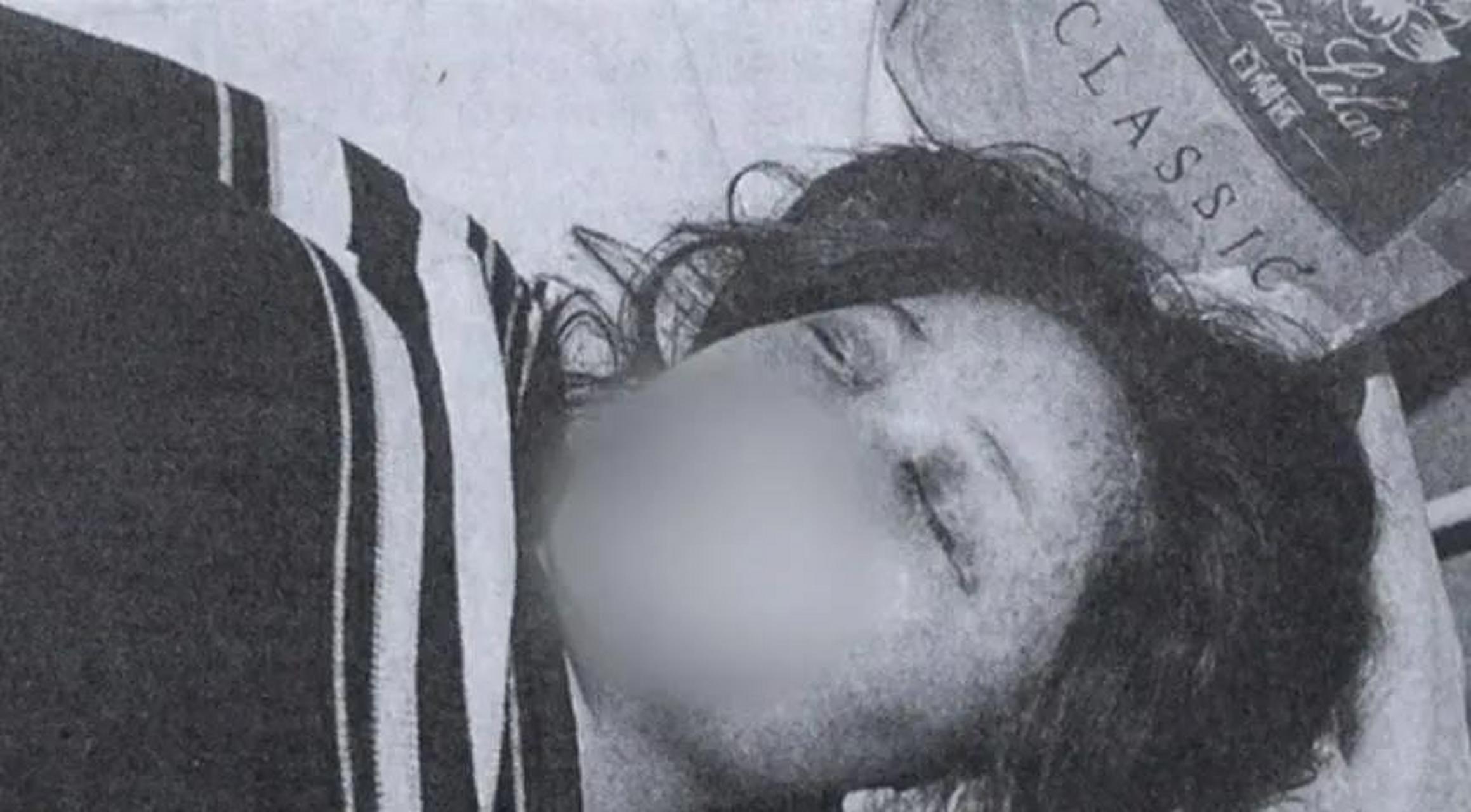 的孙小果和同伴开车在大马路上闲逛,发现路边有两个女孩长得非常漂亮