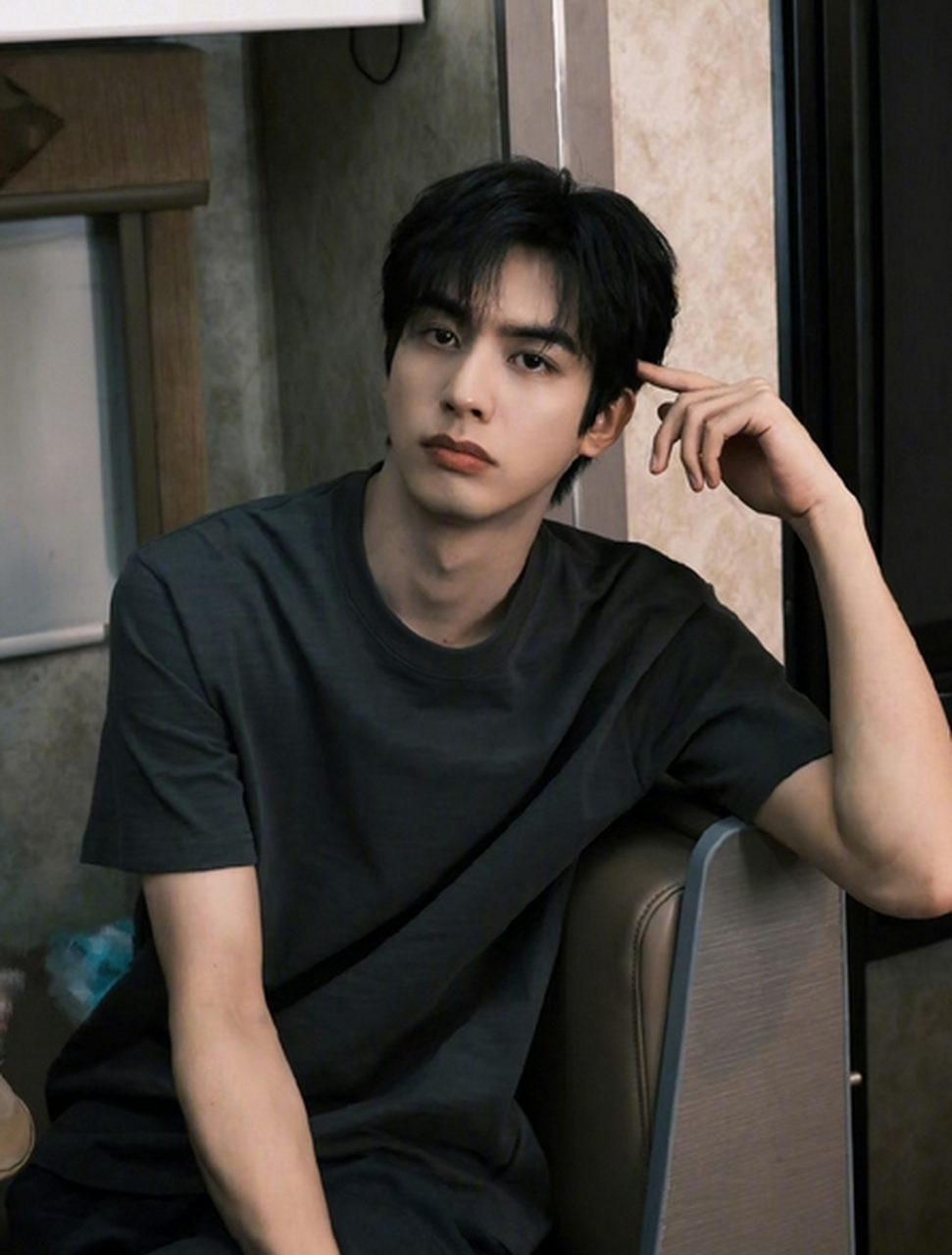 宋威龙以俊朗外形和精湛演技成为娱乐圈焦点