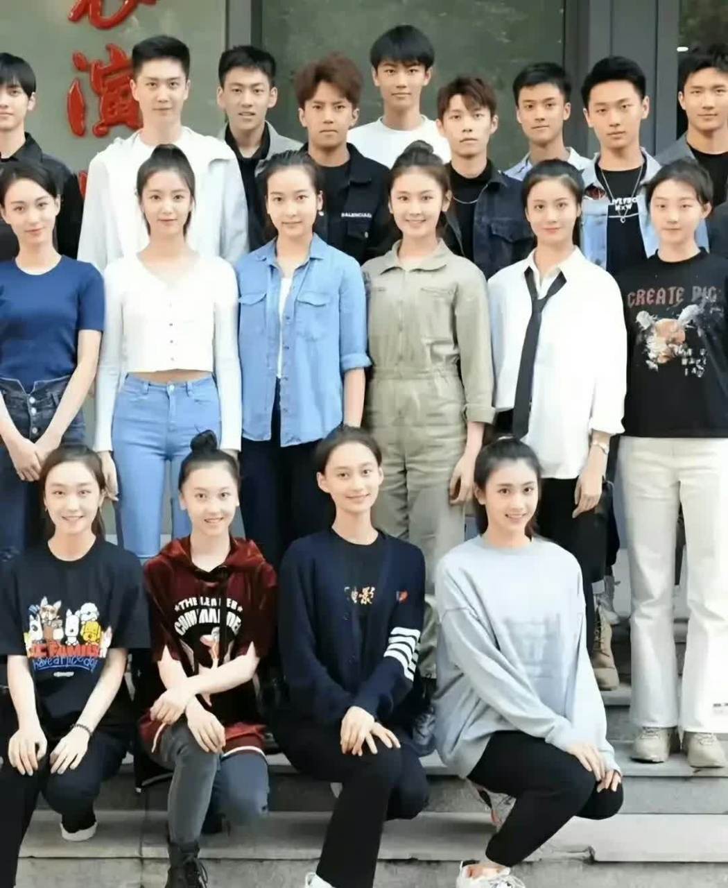 在北电毕业班的照片中,一些人的明星模样已经很明显了.[肥皂]