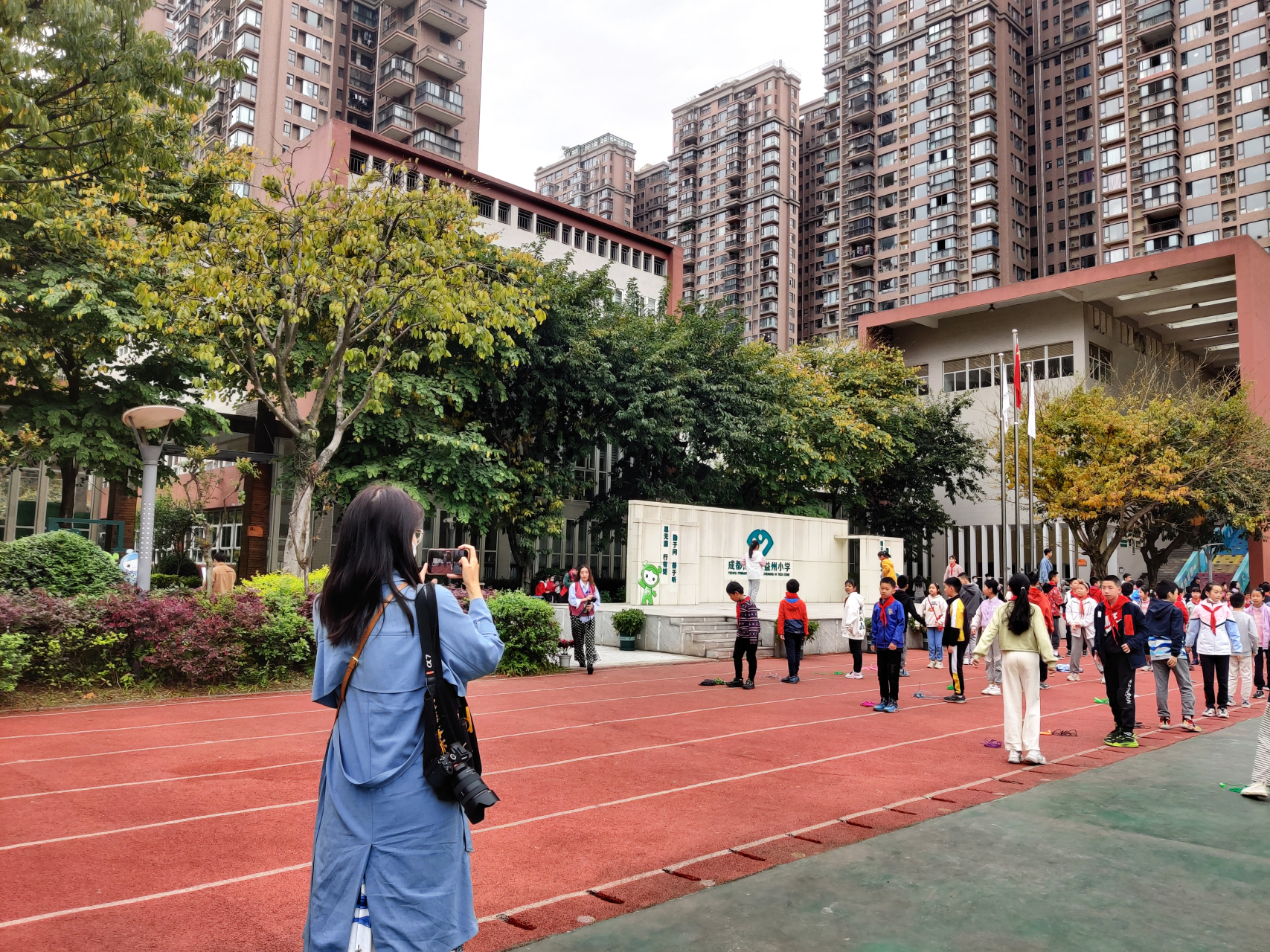 今日上午,五位百家号大v走进成都高新的益州小学,益民菜市,打卡交子之