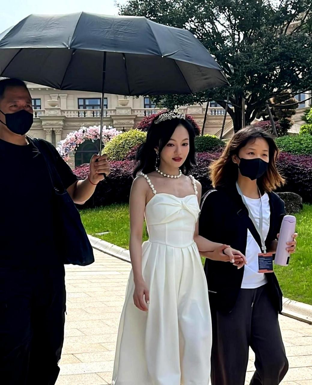 张韶涵穿着公主裙皇冠装束,仿佛回到了小时候的公主梦,令人惊叹她即使