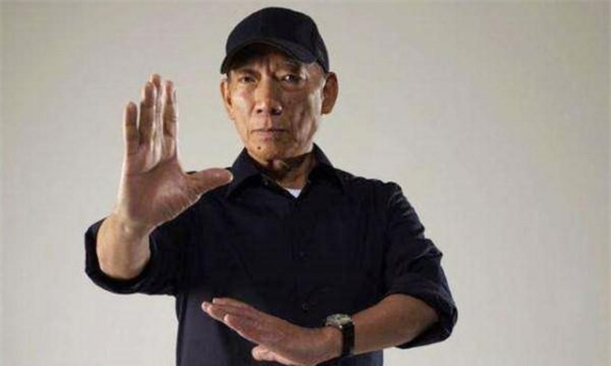 片段中,仇云波凌厉的攻击,逼得擅长"近身攻击"的甄子丹,不断使出自己