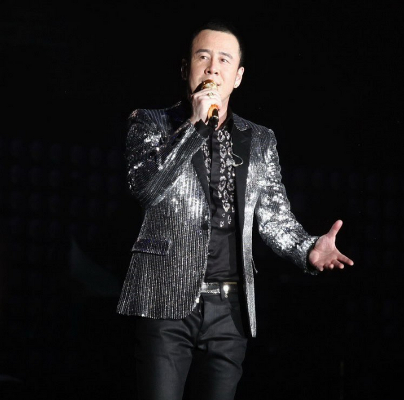 江苏盐城举办的个人演唱会,场面竟然只有50多名观众,这简直比马路边上