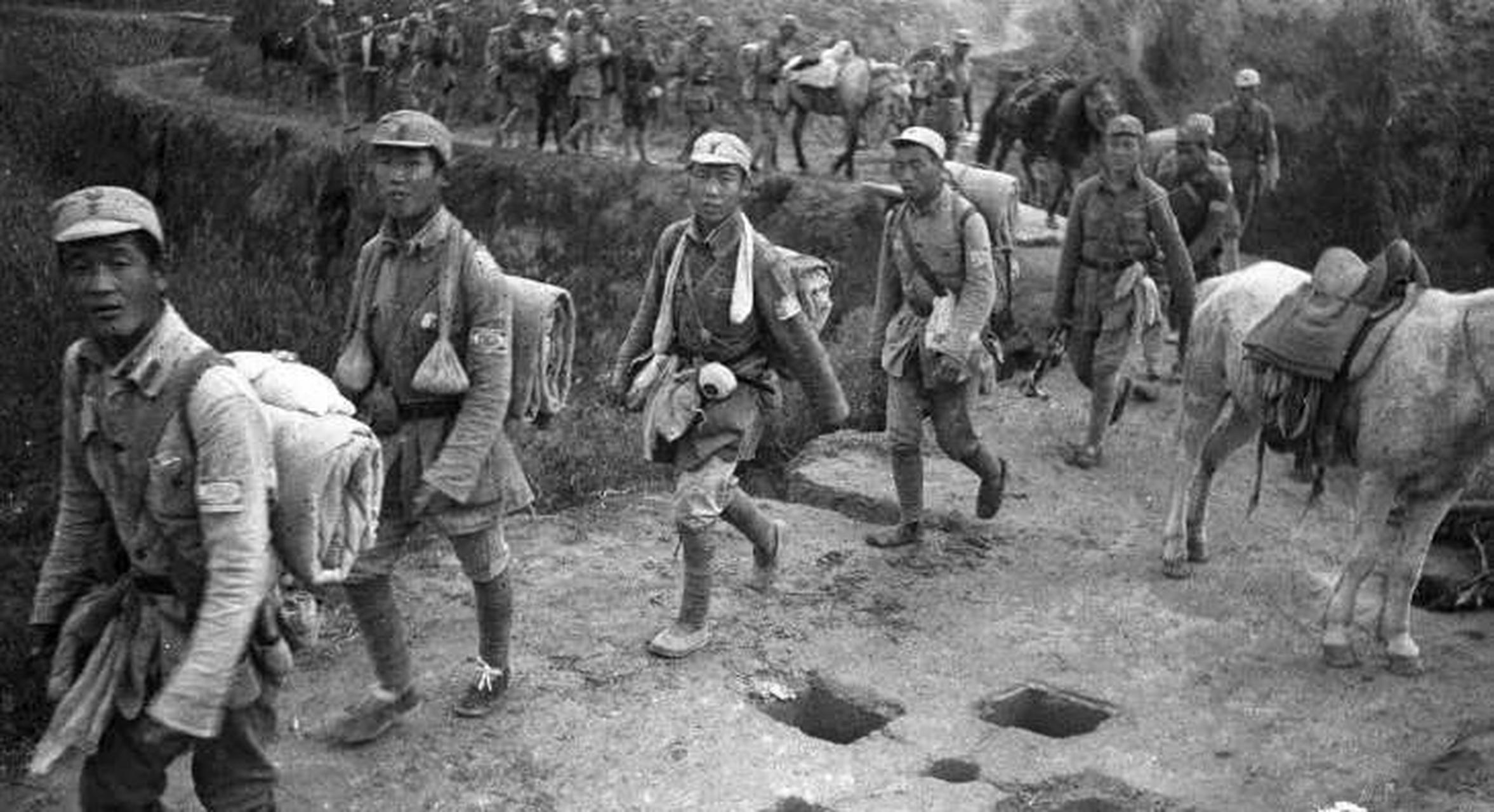 1945年,八路军17岁小战士因埋伏敌人太专注,被遗忘在阵地,眼看敌人