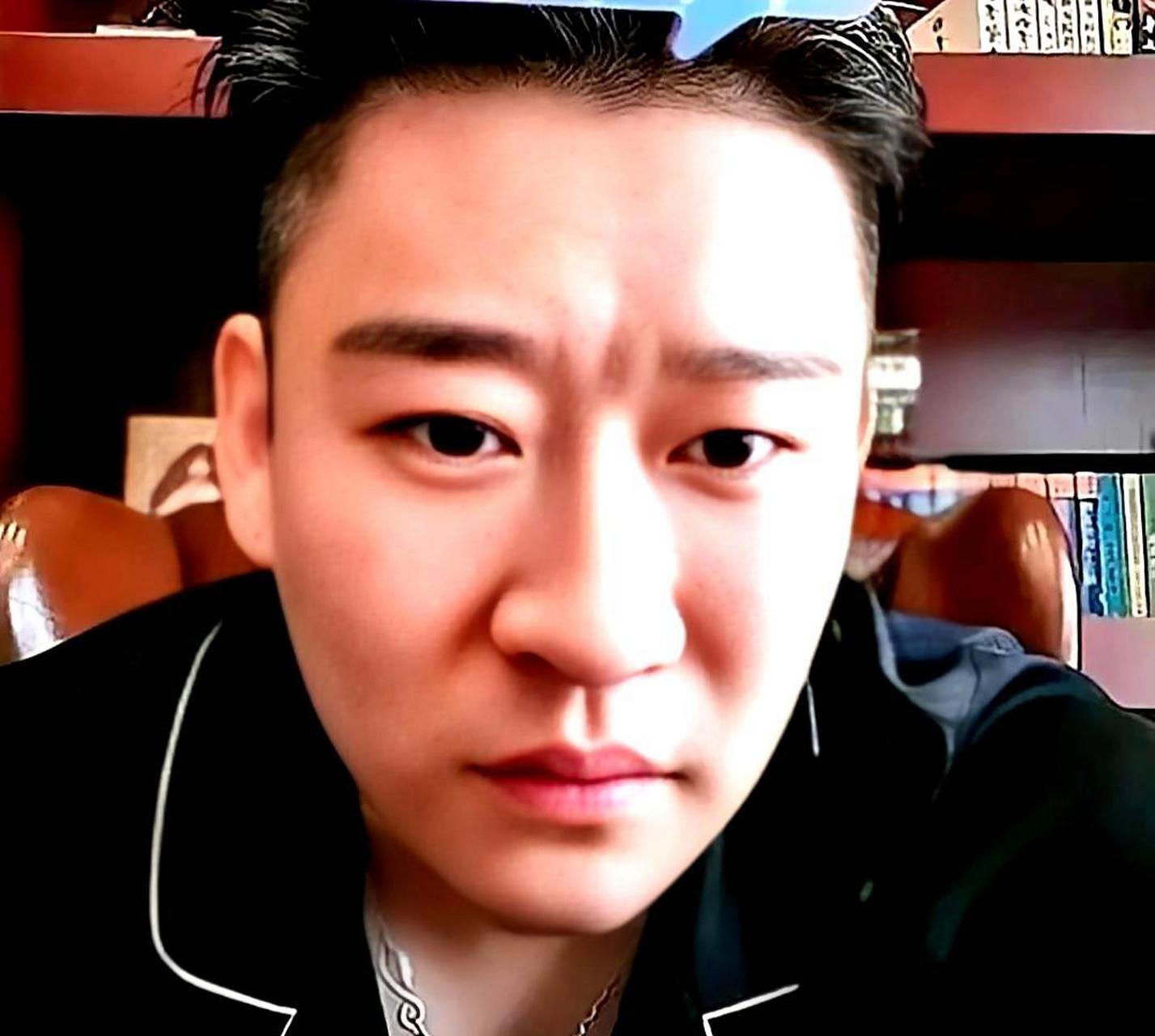 近日,曹云金直播时谈起自己的现状:"我现在不缺钱,不像大家说的那么