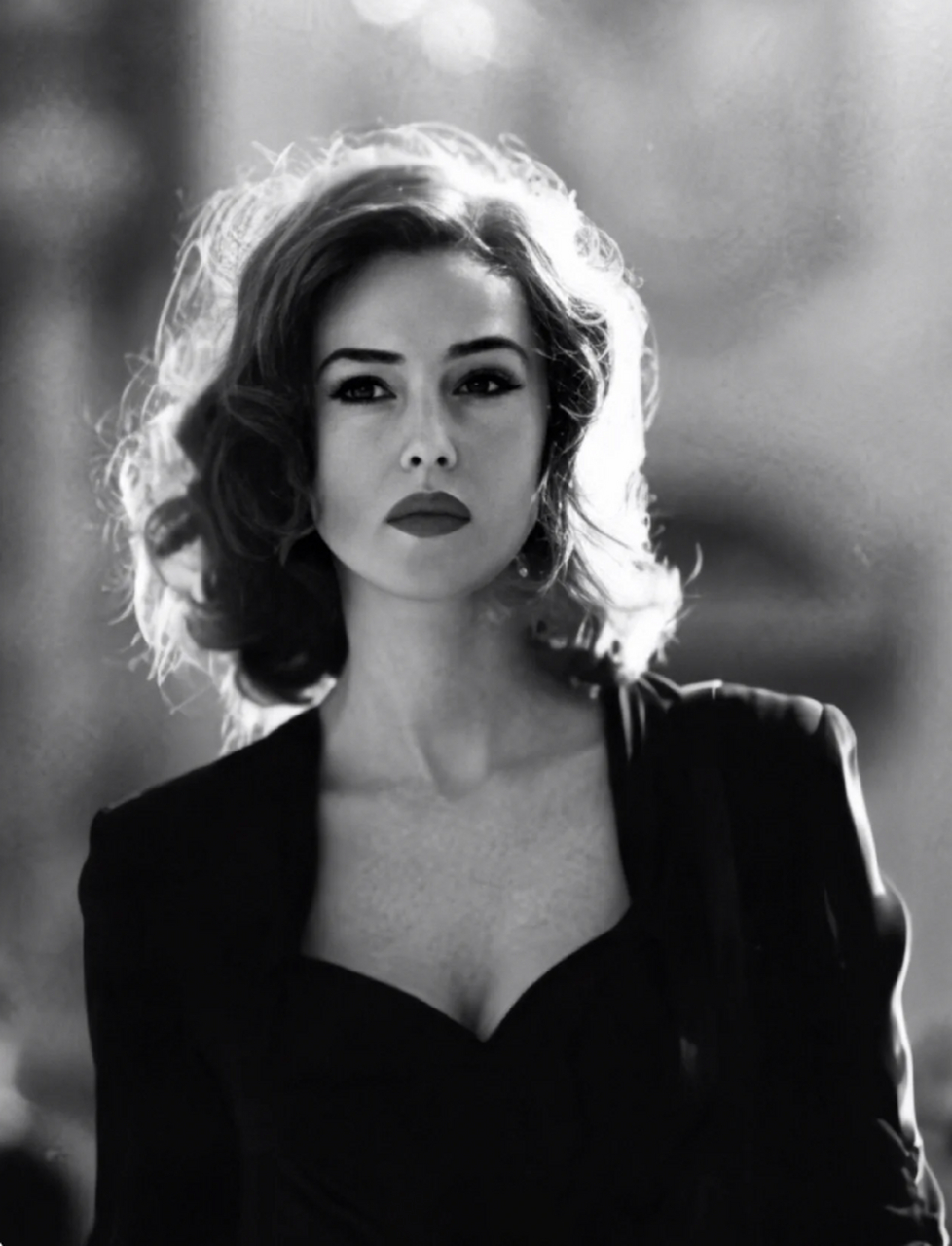 这是几张照片展示了莫妮卡·贝鲁奇的美貌和魅力,她是一位意大利的