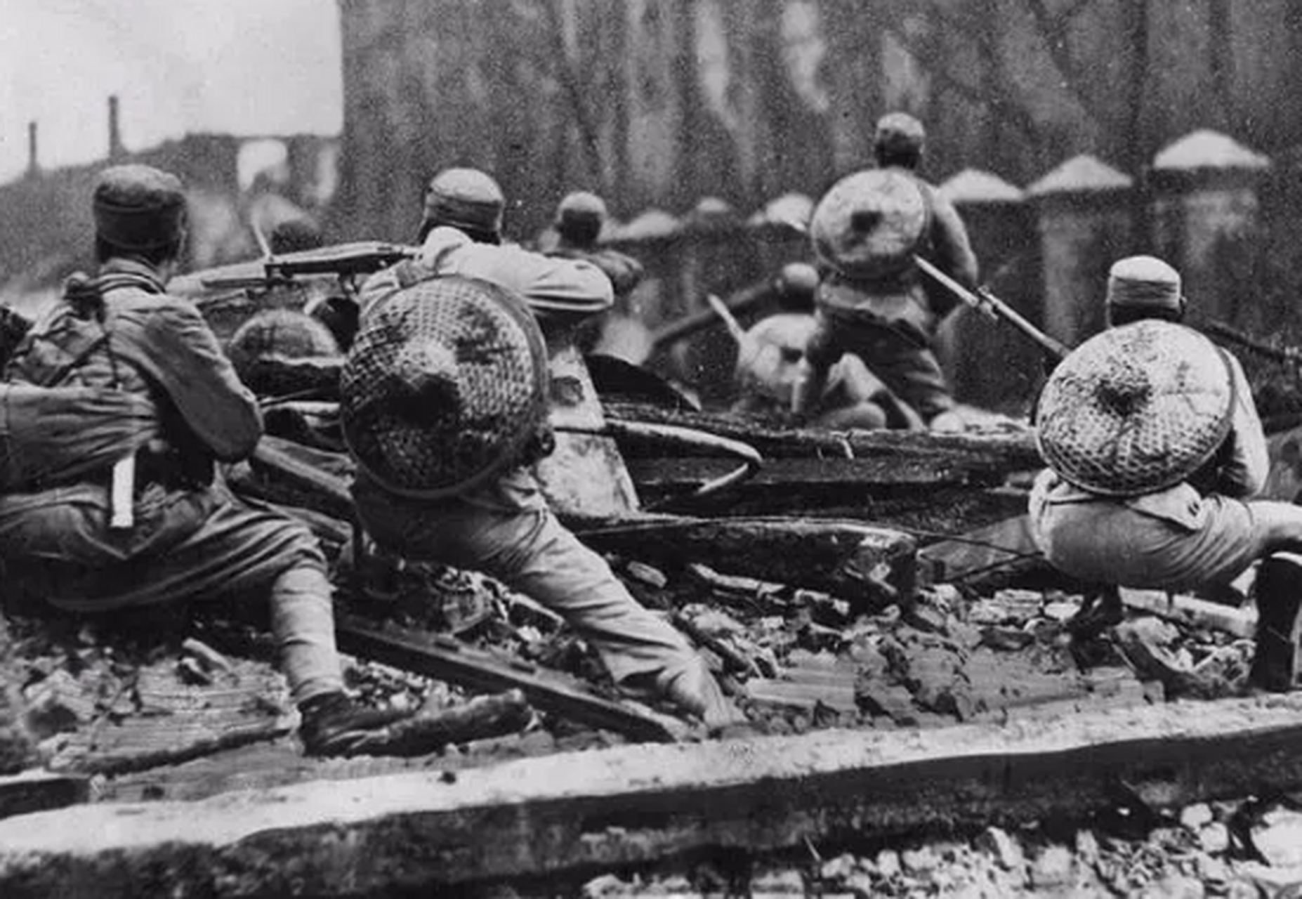 1937年,川军出川抗日,兵分两路  第一路从北出川,进入山西,参加华北