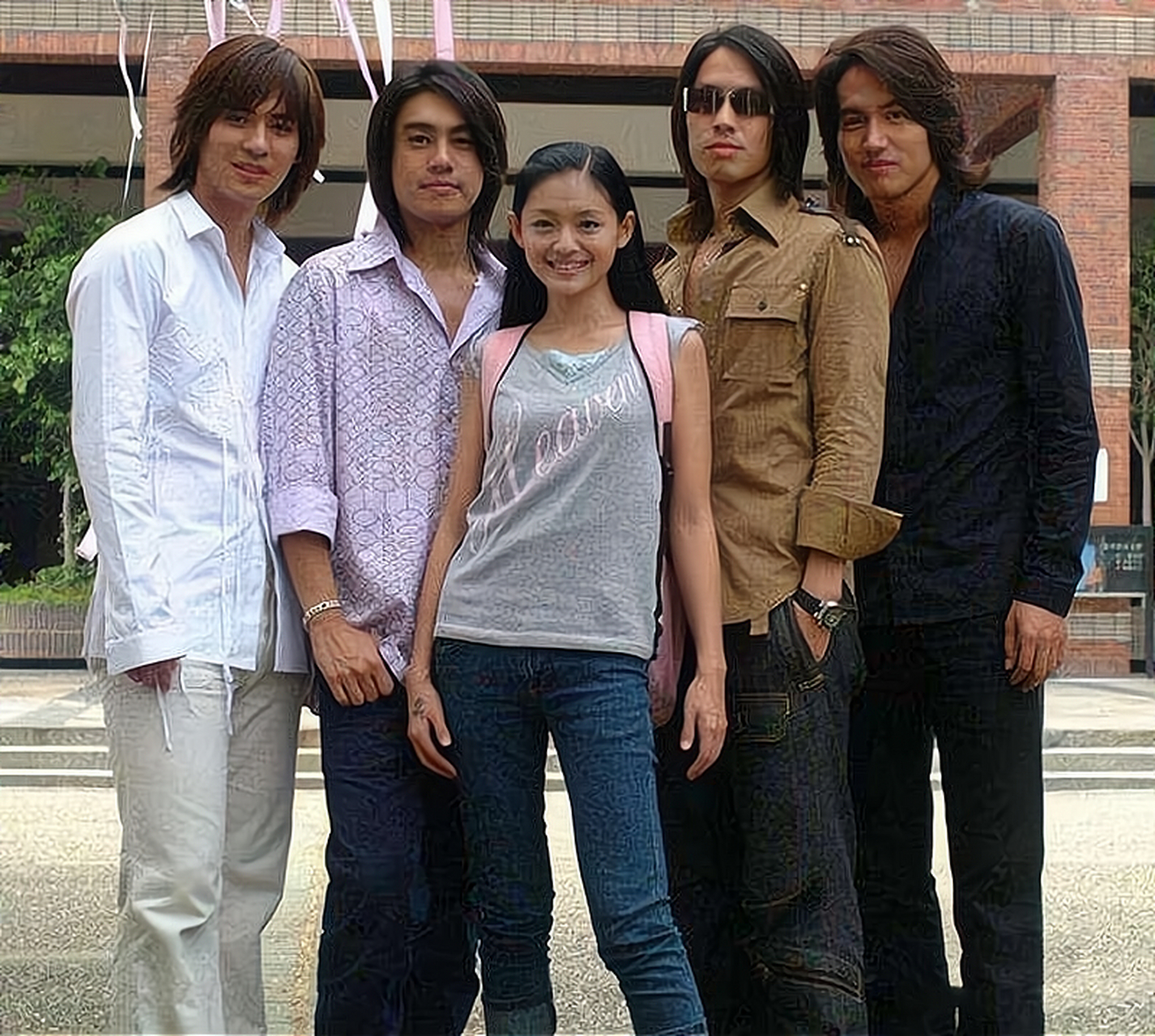 20多年前,杉菜和f4的合影,此时的大s还不是日后的"美容大王",脸上满满