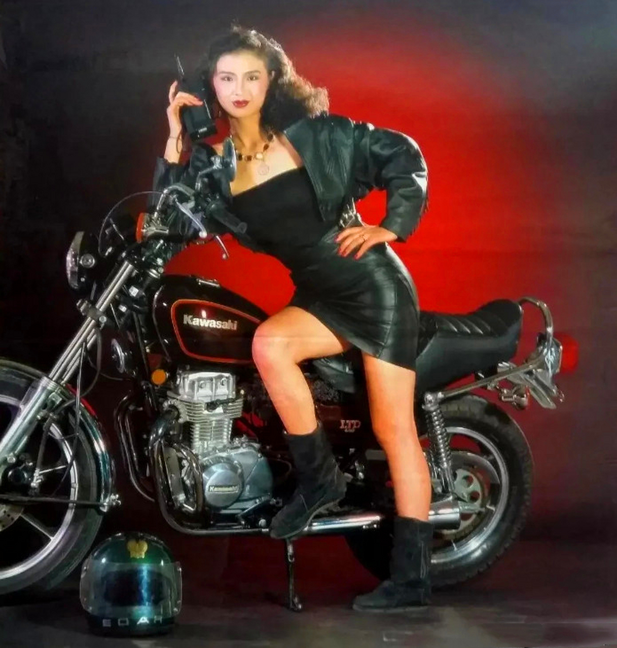 1990年代初,摩托佳丽拍摄的宣传挂历图片,摩托女郎身材曼妙,穿着泳装