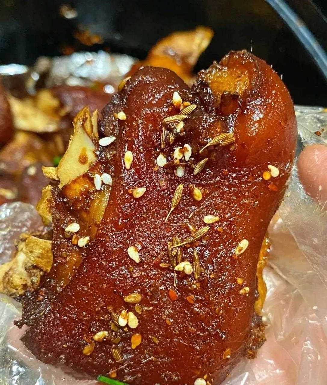 我想摆个摊,就在烧烤店对面卖烤猪蹄 [不高兴] 今天我妈去菜场买了