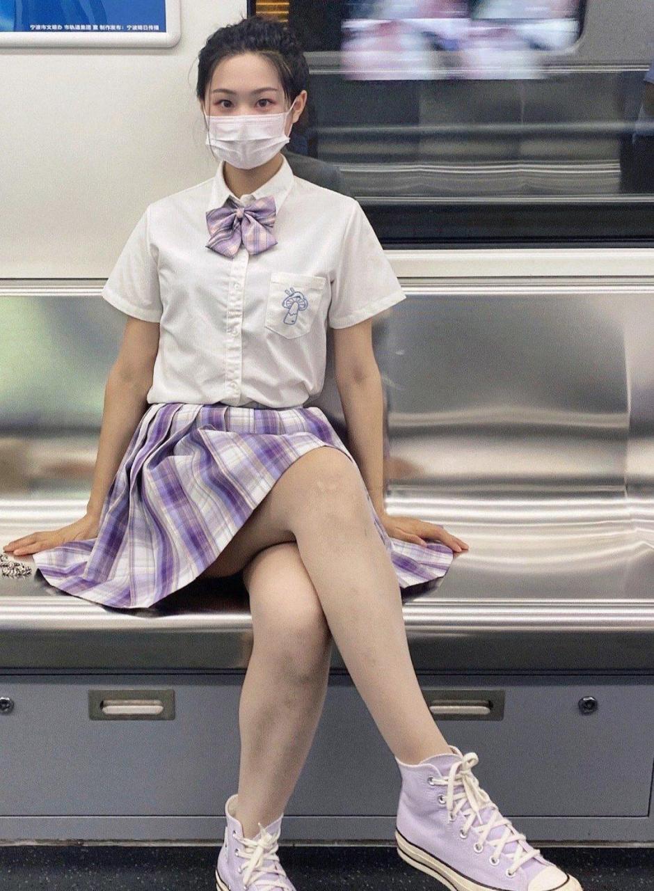 地铁随拍,清新可爱的制服女孩,地铁向来多美女,这话看来不假.