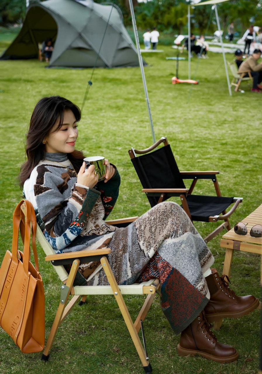 刘涛日常随拍[照相机]照片中的她深处阳光正好的秋日户外,尽享惬意